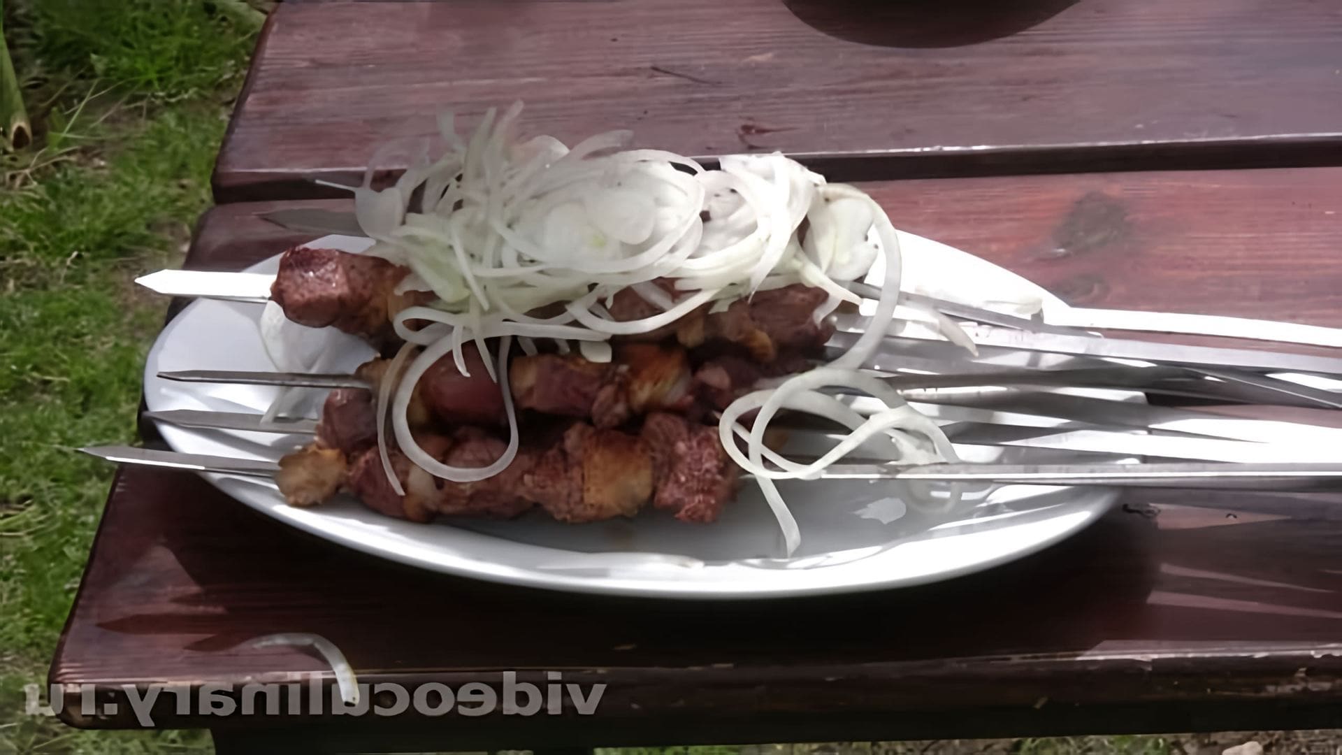 В этом видео демонстрируется рецепт шашлыка из куриных окорочков от Бабушки Эммы