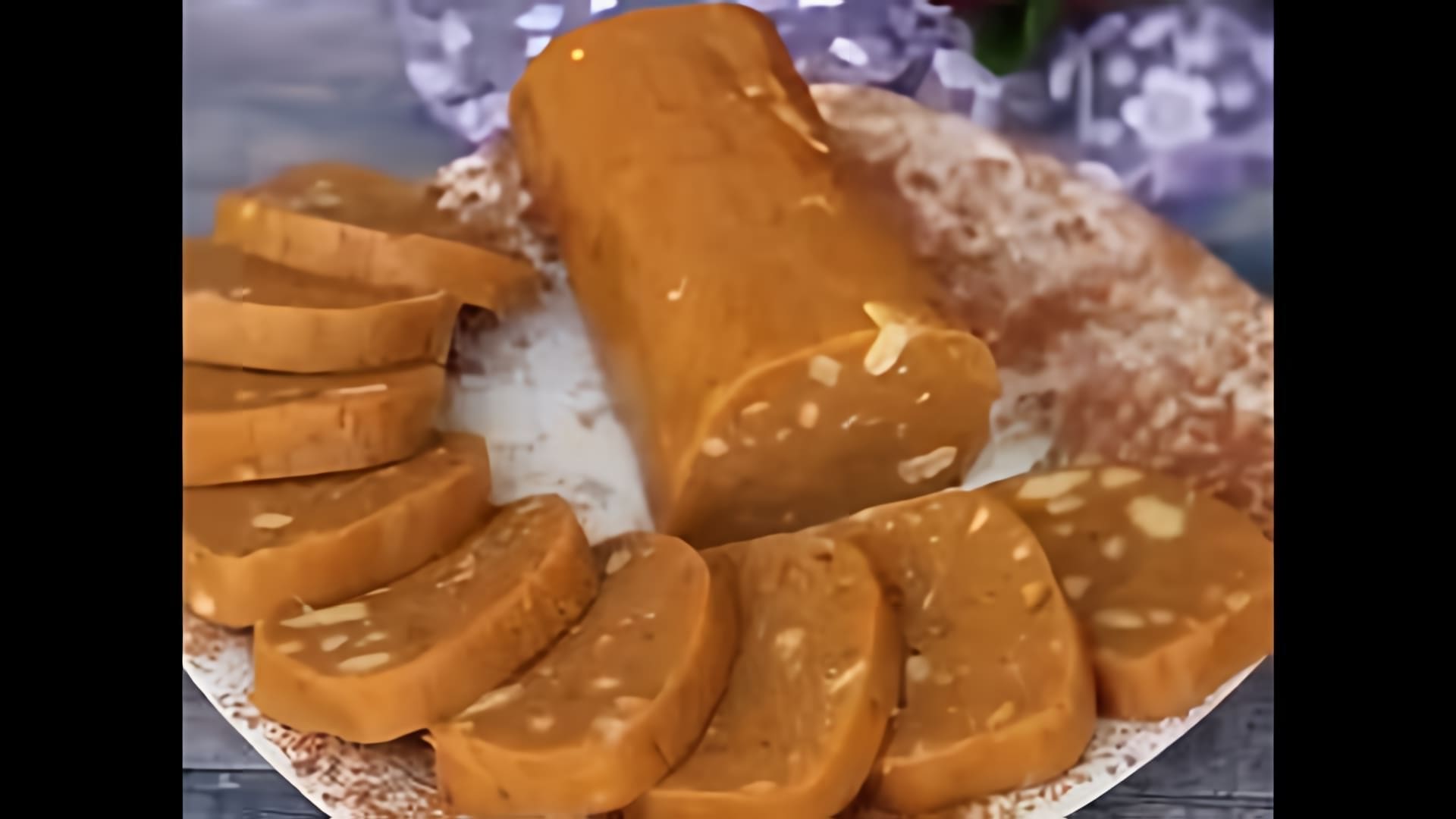В этом видео Елена Босова показывает, как приготовить вкусную сладкую колбаску
