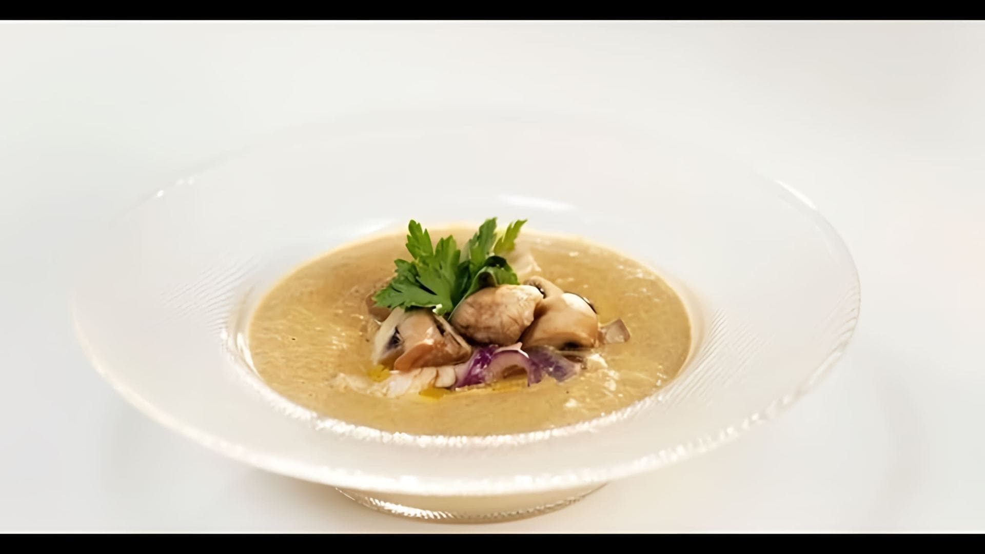В этом видео-ролике вы увидите, как приготовить вкусный и ароматный грибной крем-суп с индейкой