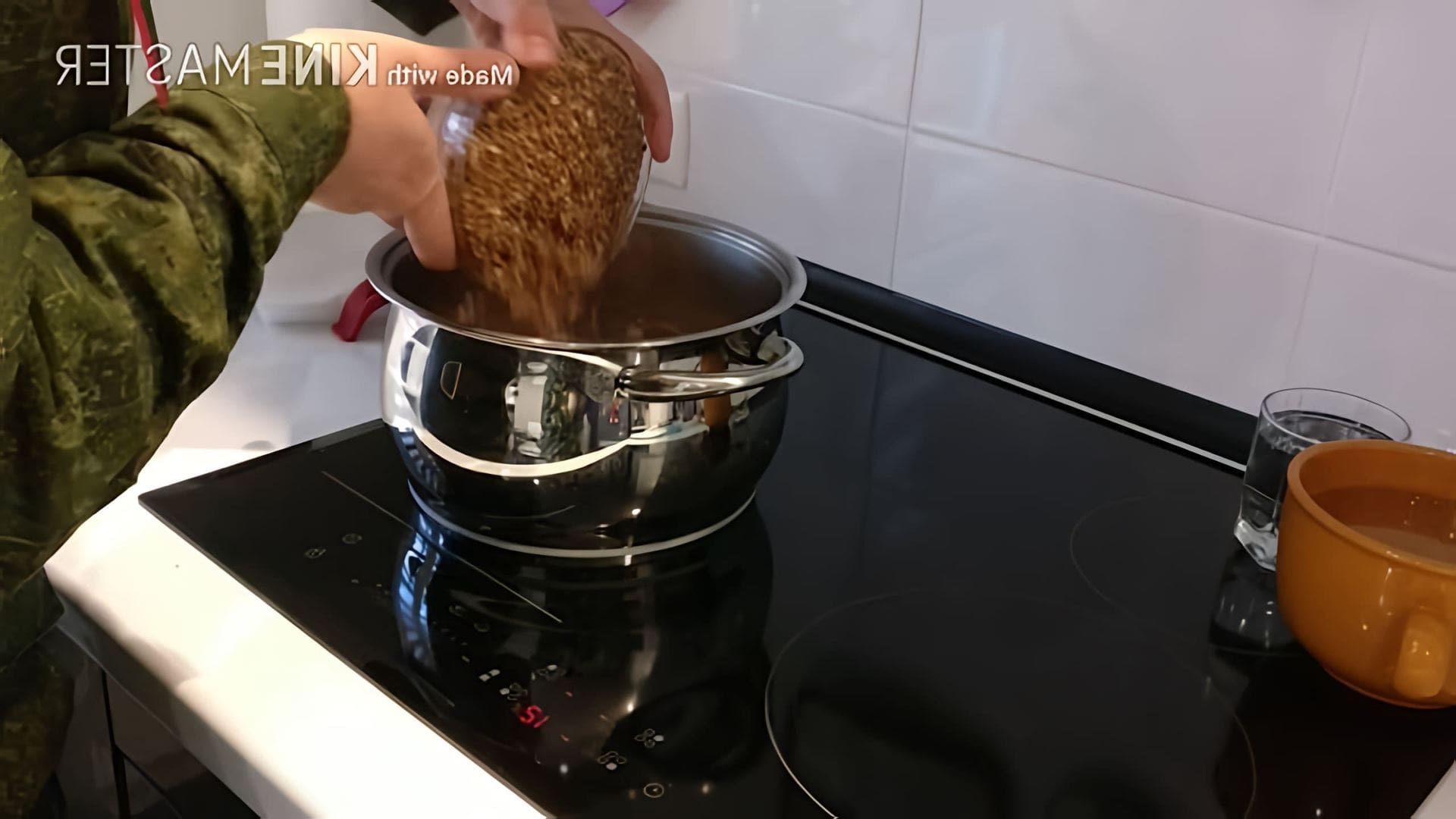 Солдатская гречневая каша с тушёнкой по-армейски - это видео-ролик, который демонстрирует процесс приготовления вкусного и сытного блюда, которое было популярным в армии