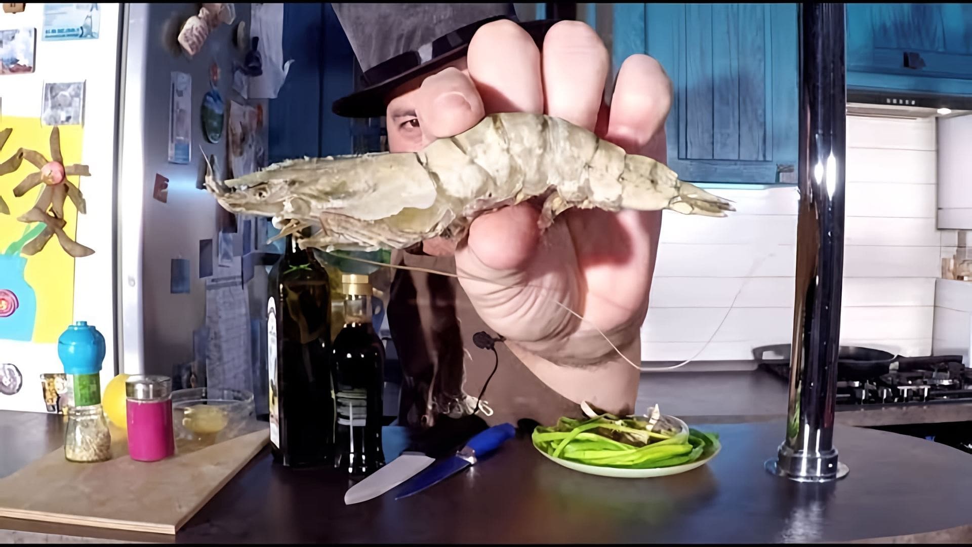 В этом видео показано, как приготовить вкусные жареные креветки