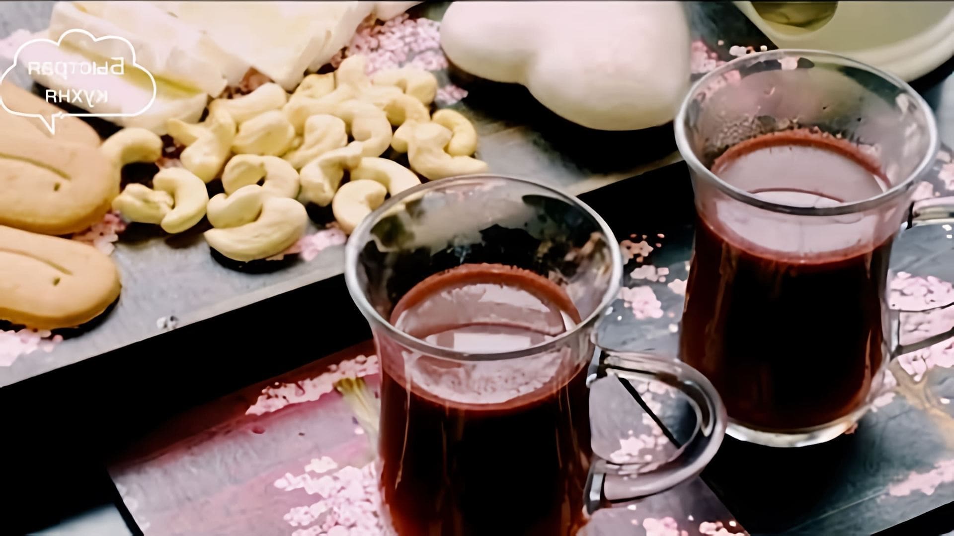 В этом видео демонстрируется рецепт приготовления двух напитков: глинтвейна и безалкогольного напитка