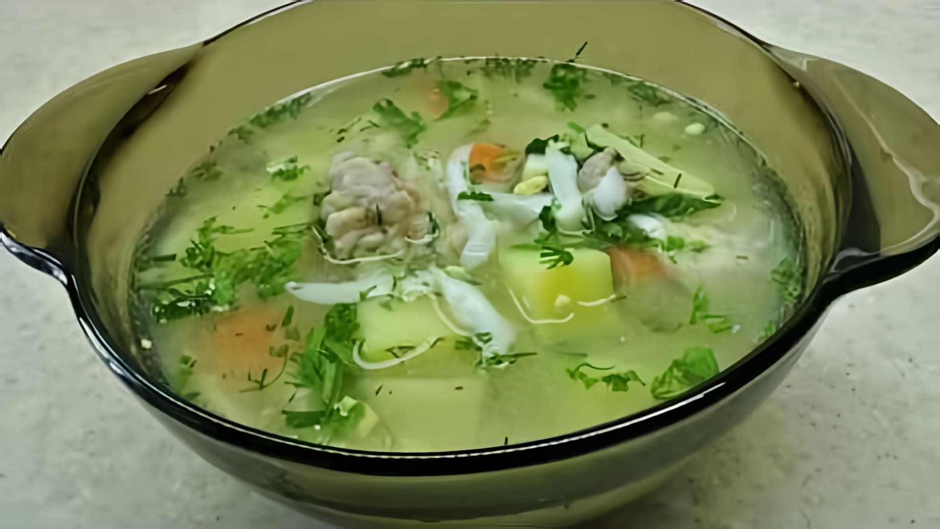 В этом видео демонстрируется процесс приготовления рыбного супа из головы толстолобика