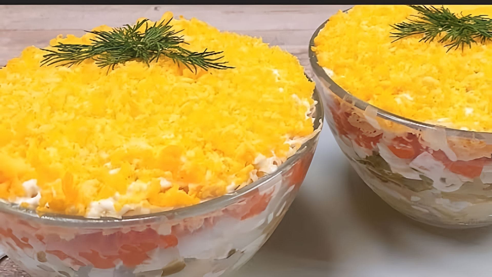В этом видео демонстрируется рецепт салата "Северный" из печени трески