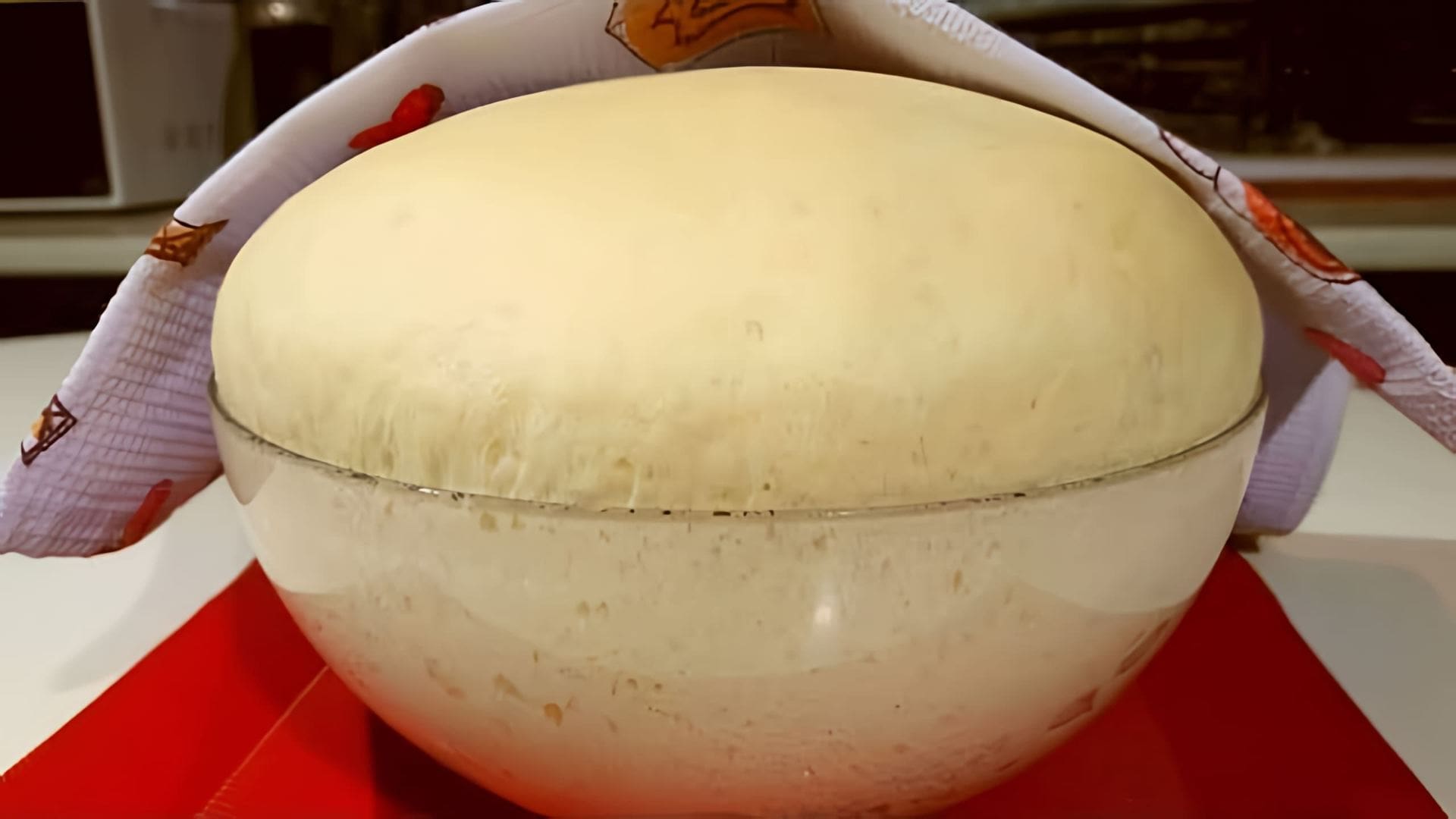 В этом видео Наталья Клевер показывает, как приготовить постное дрожжевое тесто