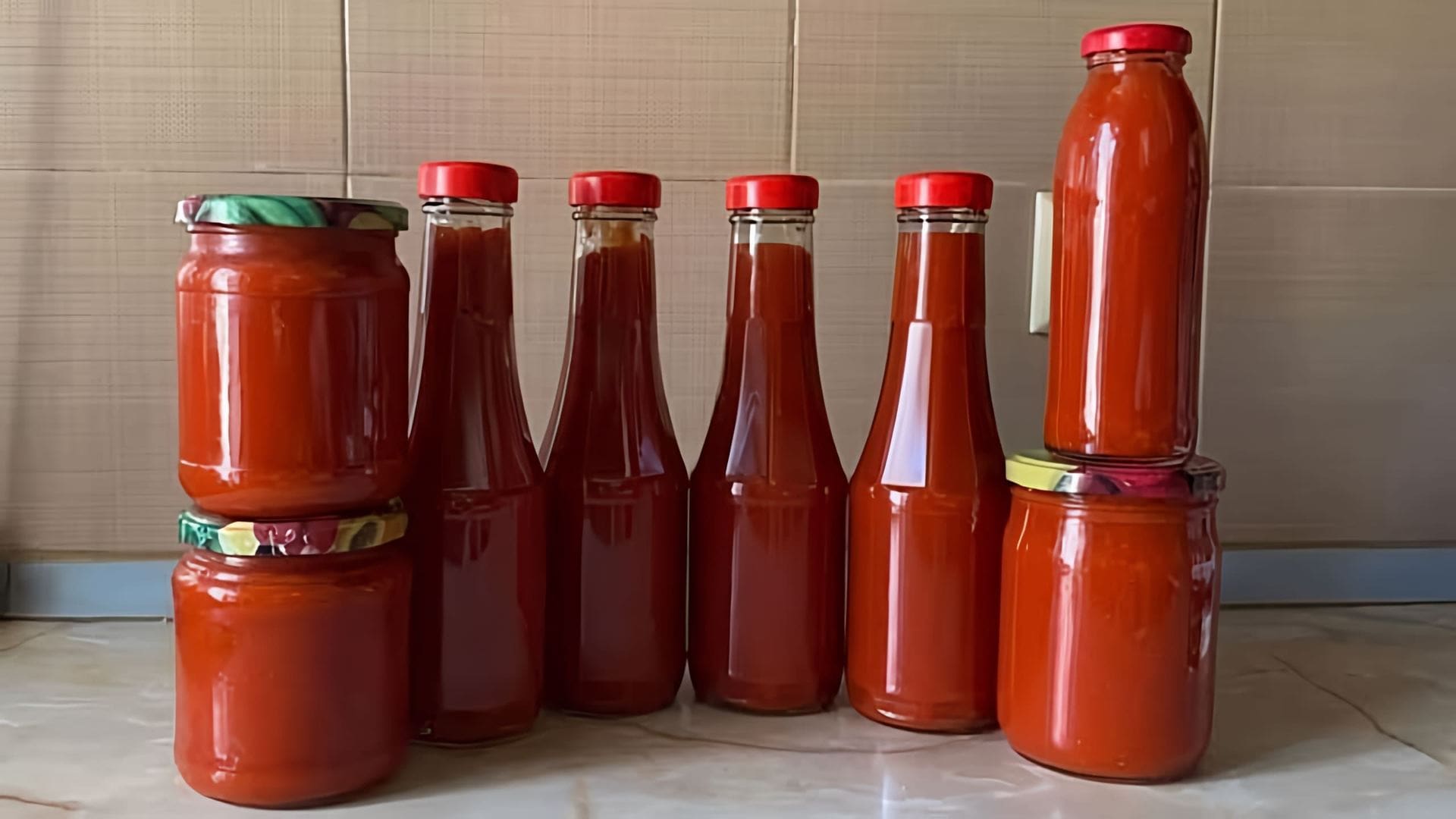 В этом видео демонстрируется процесс приготовления домашнего кетчупа