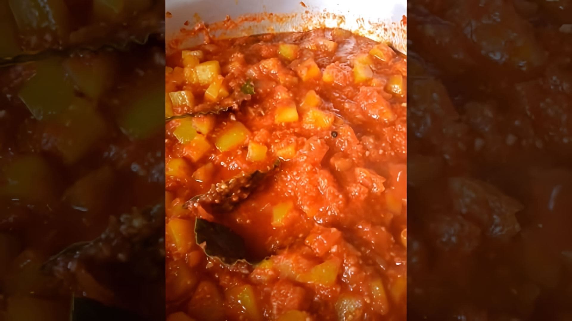 В этом видео демонстрируется процесс приготовления кабачков в кисло-сладком соусе на зиму