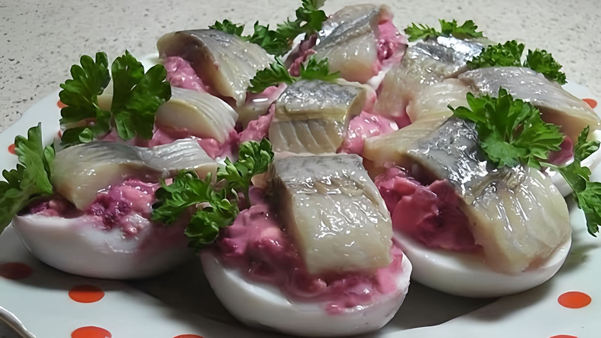 В этом видео демонстрируется процесс приготовления салата "Ленивая шуба"