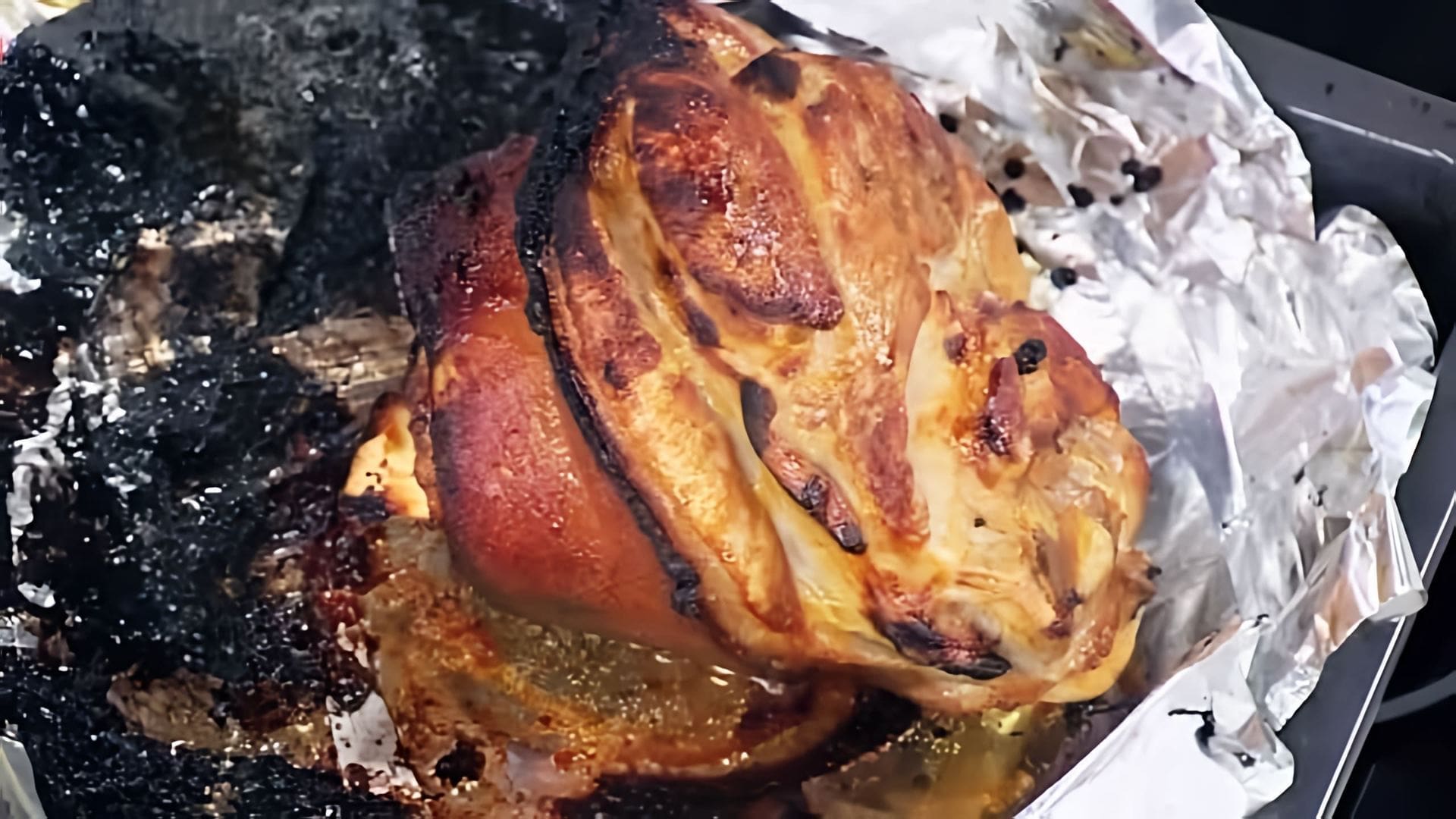 В этом видео Илья Лазерсон готовит свиную рульку, объясняя все этапы приготовления
