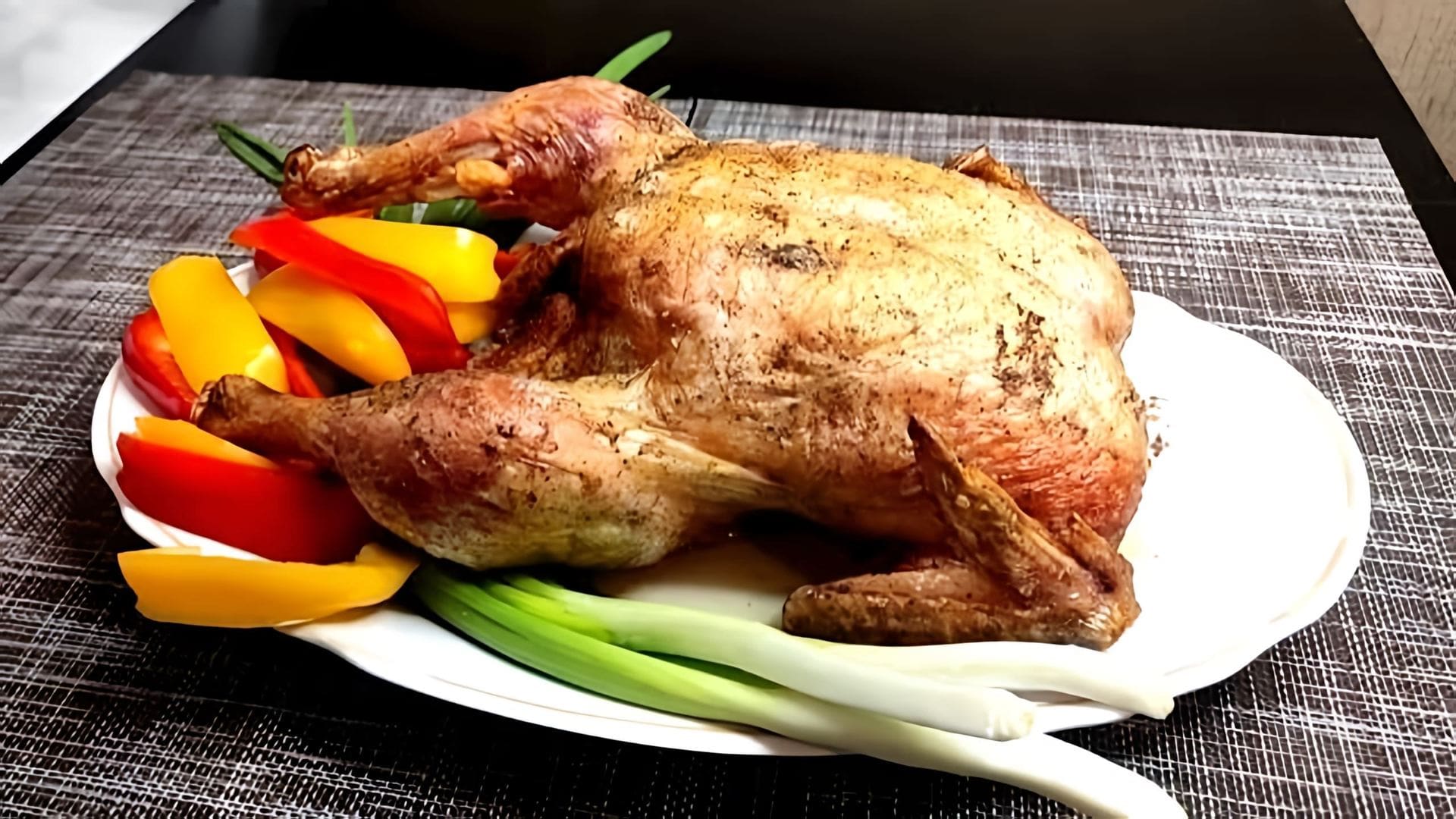 В этом видео демонстрируется простой и вкусный рецепт запеченной курицы целиком