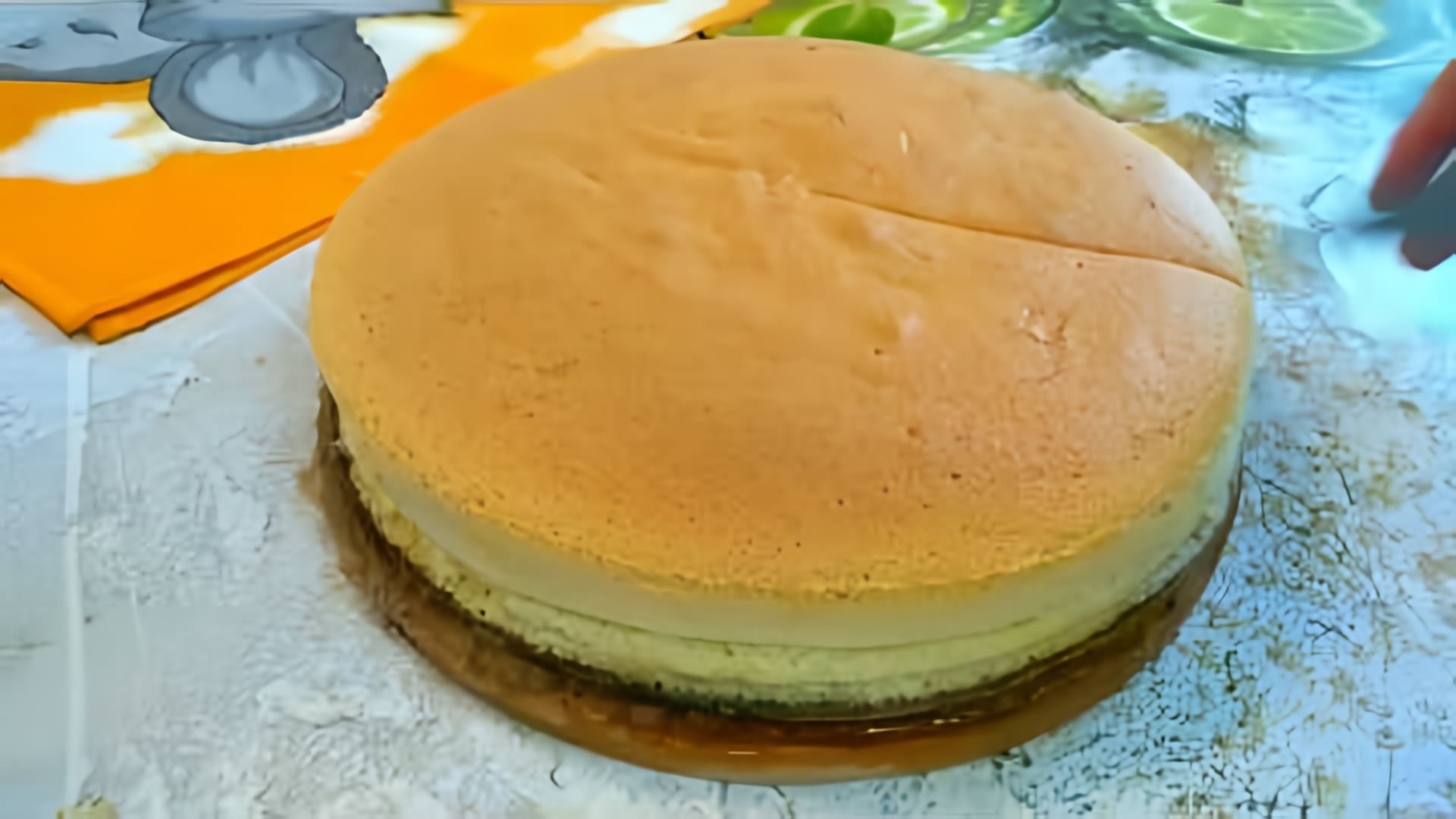 В этом видео демонстрируется процесс приготовления японского бисквита Кастелло
