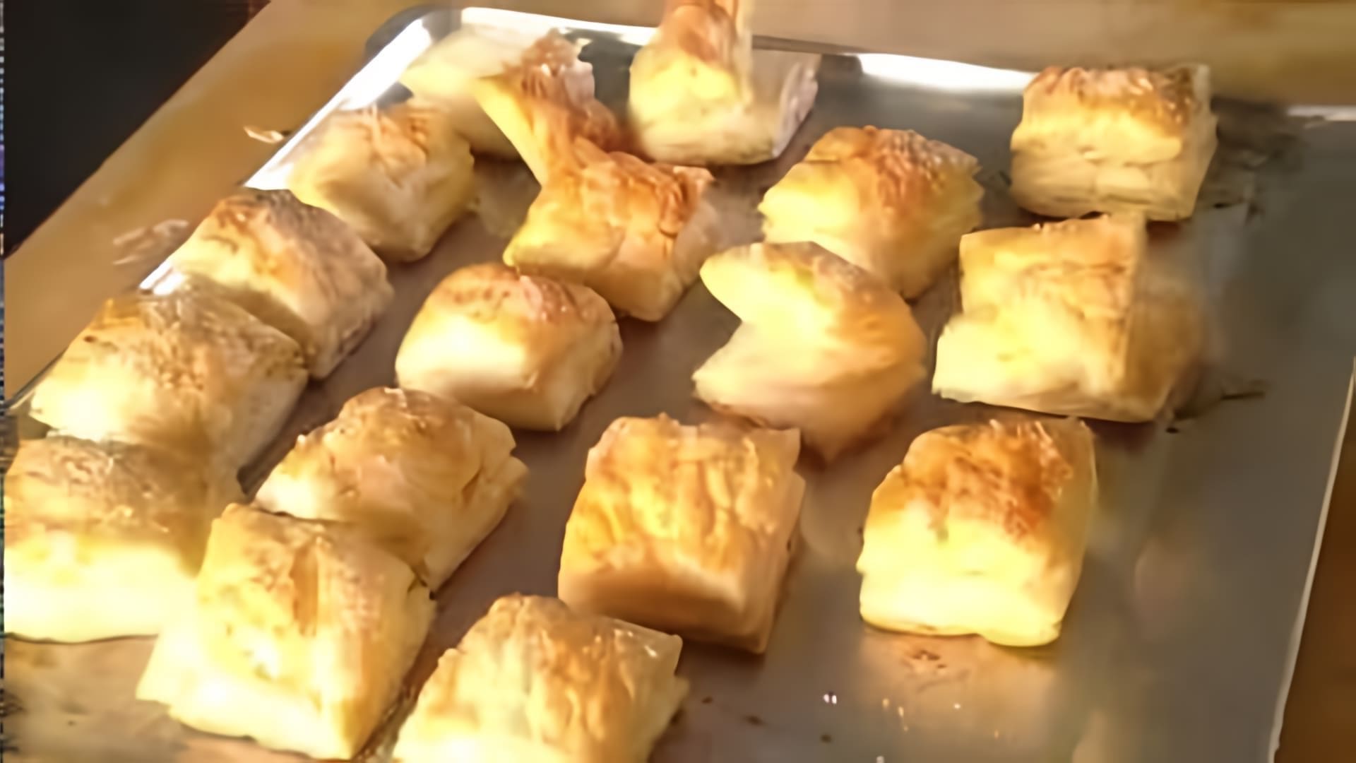 В этом видео-ролике показан быстрый и простой рецепт приготовления печенья из слоёного теста
