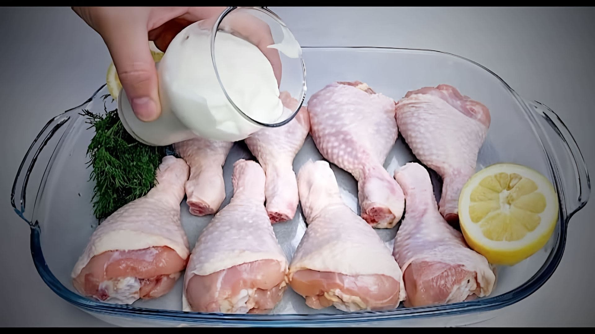 В этом видео-ролике будет показан простой и быстрый рецепт приготовления куриных ножек в духовке