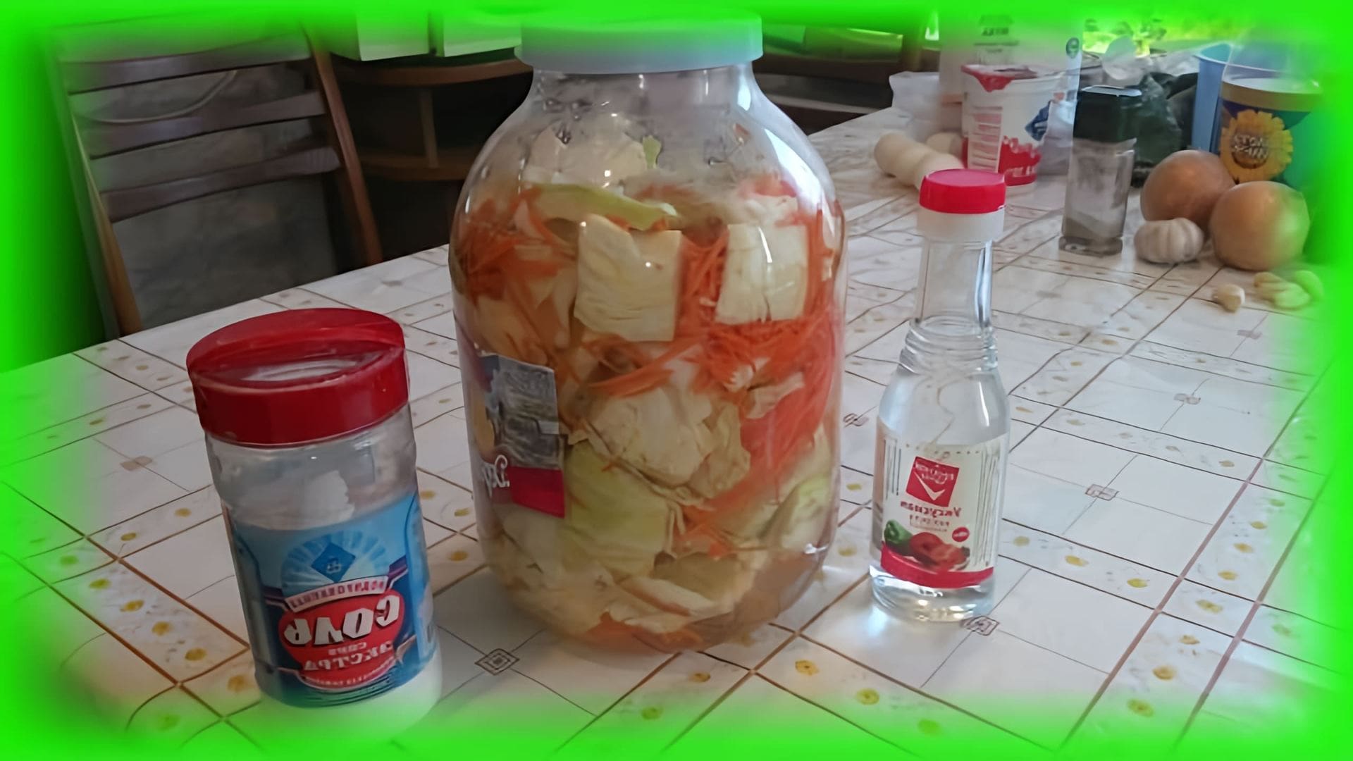 В этом видео демонстрируется процесс приготовления острой хрустящей капусты