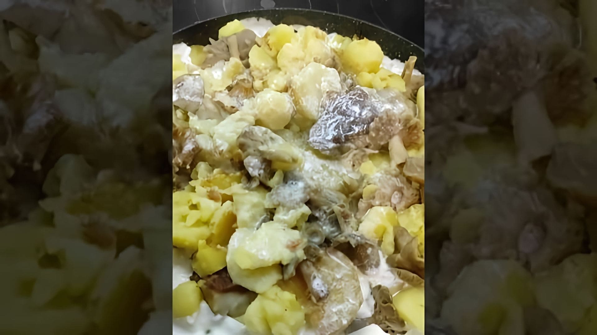 В этом видео-ролике мы увидим процесс приготовления вкусного блюда из грибов - жареных сыроежек, лисичек и белого с картошкой под сливочным соусом