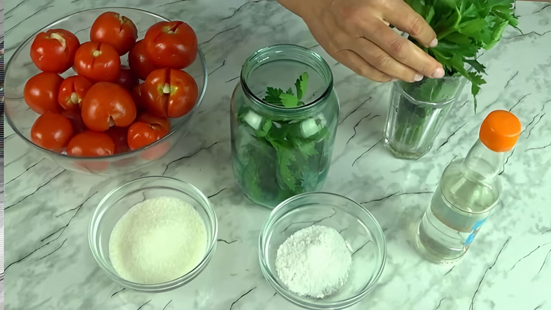В этом видео демонстрируется процесс приготовления помидоров с сельдереем на зиму по рецепту Елены Шаллы