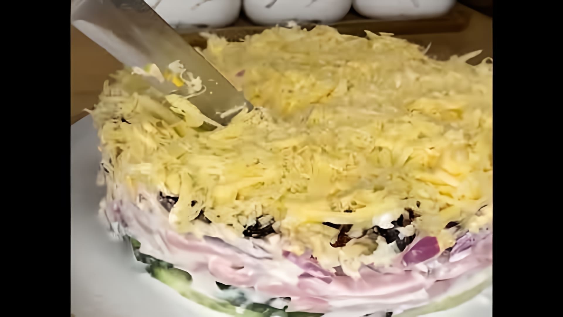 В этом видео демонстрируется рецепт салата с черносливом на праздник
