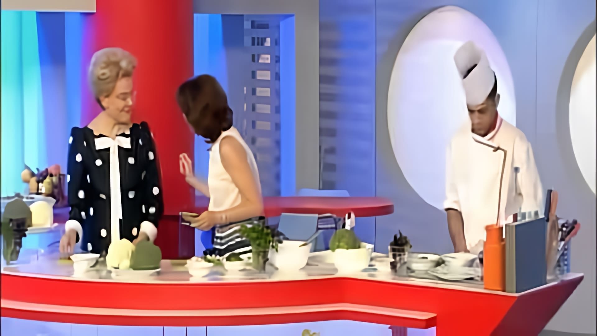 В этом видео мы видим, как ведущая Светлана Зейналова готовит белковый омлет с овощами