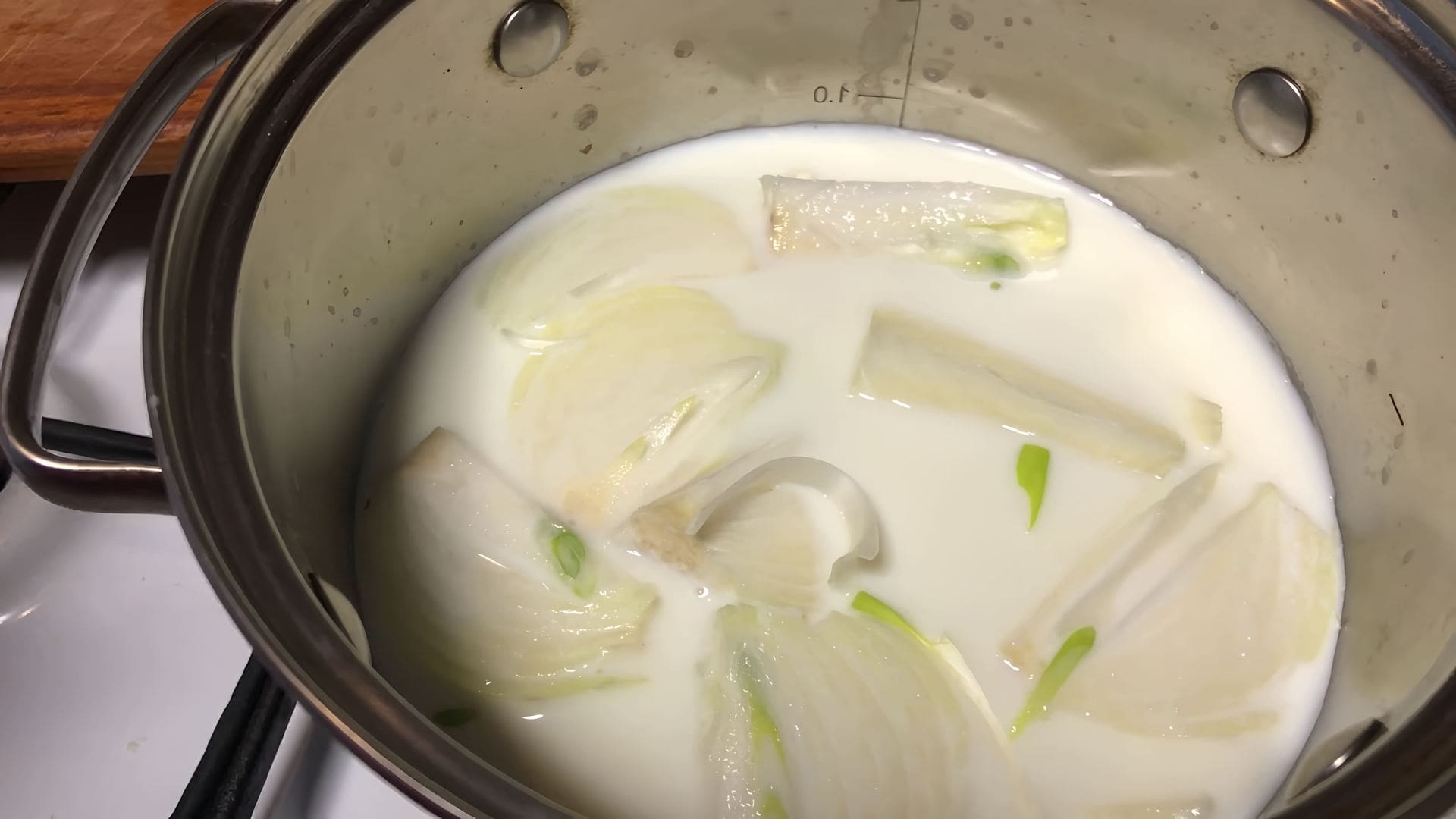 Молоко с луком от кашля как приготовить. Молоко с луком. Курица с молоком. Молоко с луком от простуды. Молоко с луком название.