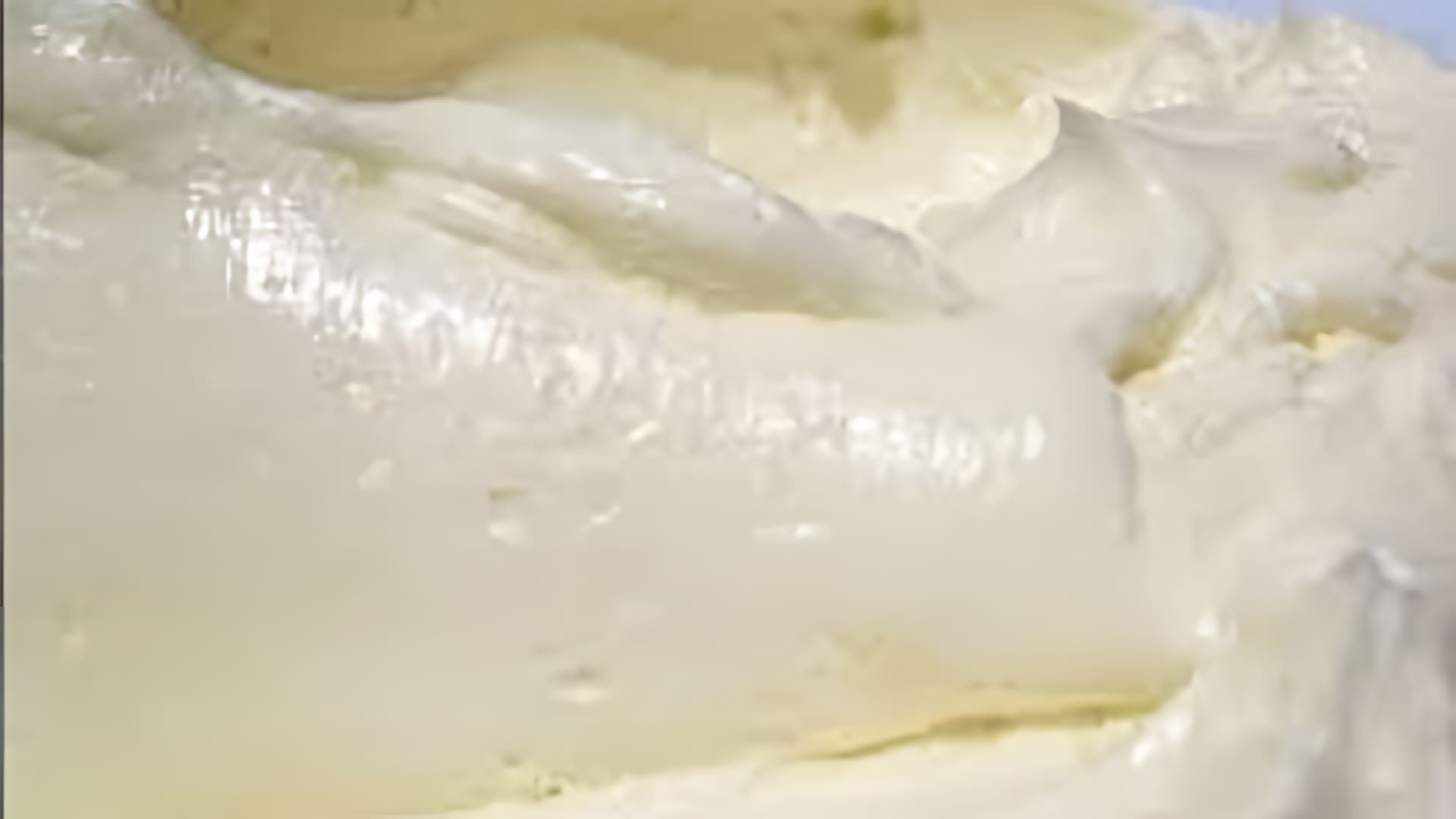 В этом видео демонстрируется процесс приготовления сметанного крема для торта