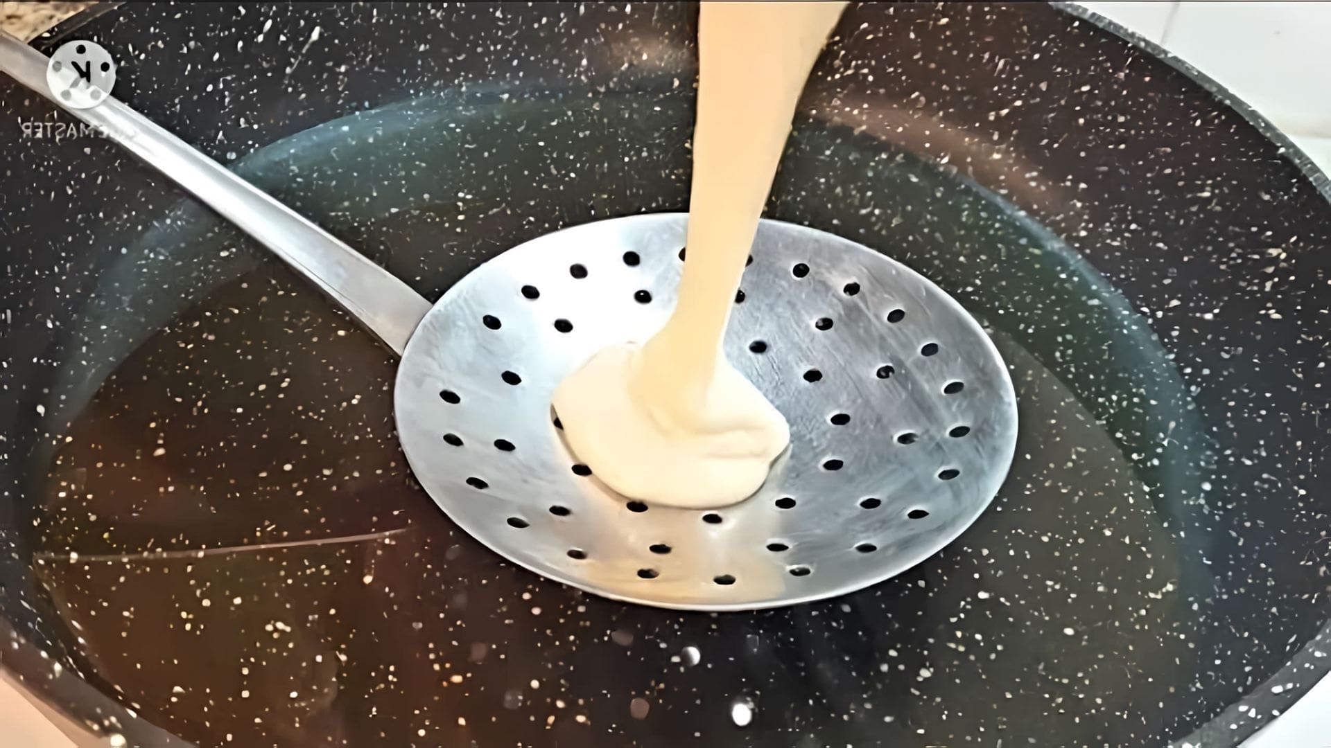 В этом видео демонстрируется простой и вкусный рецепт приготовления блинов
