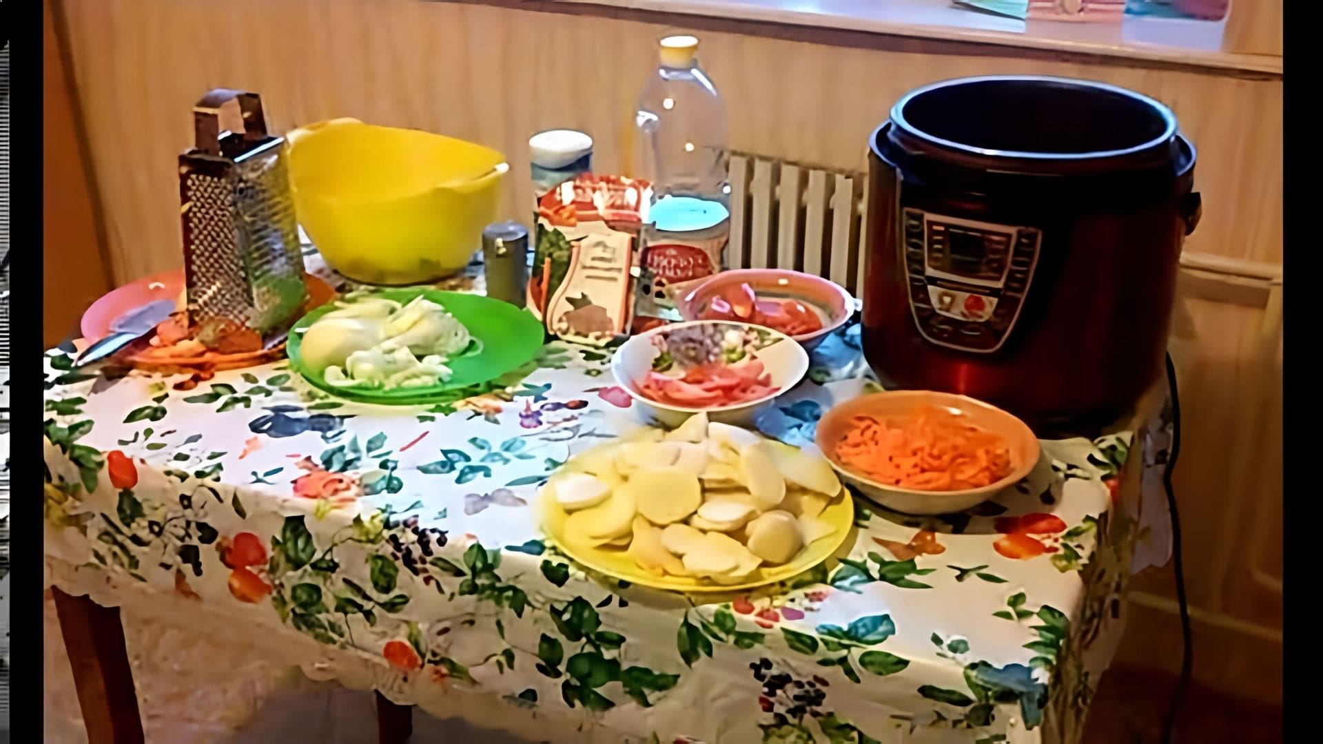 В этом видео-ролике демонстрируется процесс приготовления вкусного и полезного блюда - тушёной щуки в мультиварке с картошкой и овощами