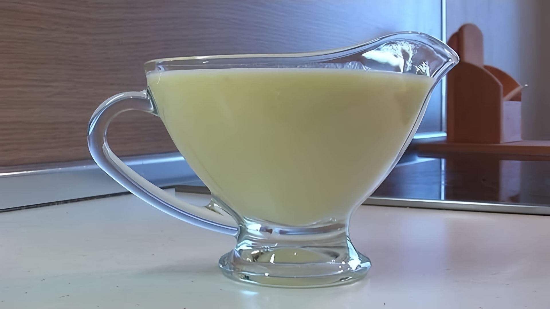 В этом видео демонстрируется рецепт приготовления ванильного соуса из книги "О вкусной и здоровой пище"