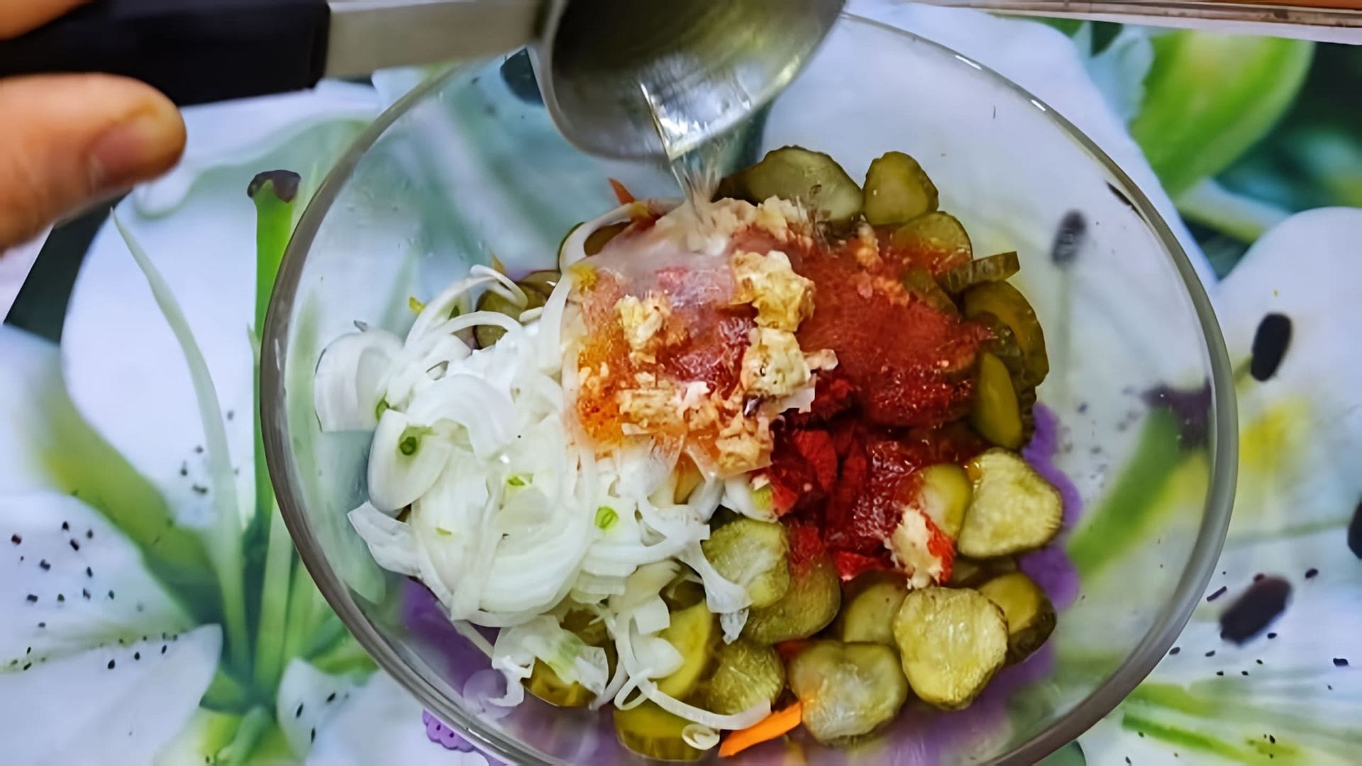 В этом видео-ролике вы увидите необычный рецепт салата из соленых огурцов, который может стать настоящим открытием для любителей кулинарии