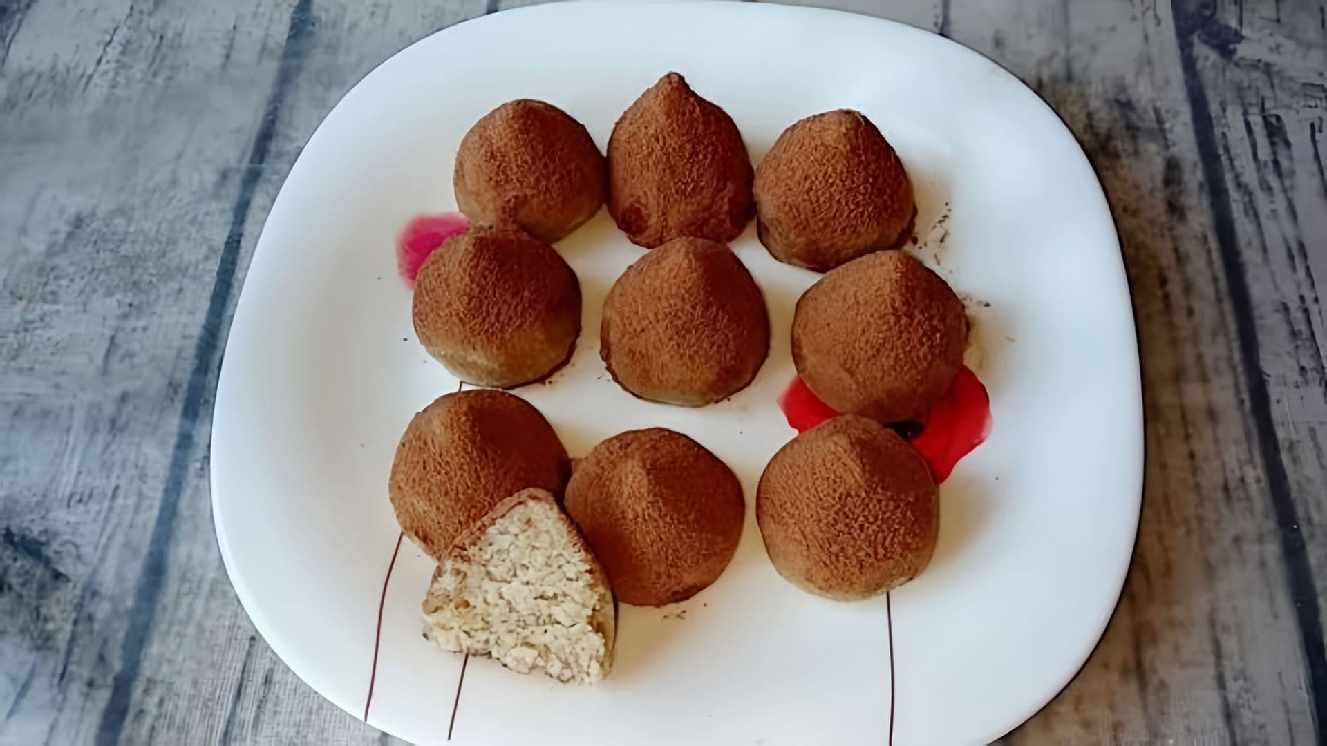 В этом видео демонстрируется рецепт приготовления трюфелей из кокосовой муки без выпечки и глютена