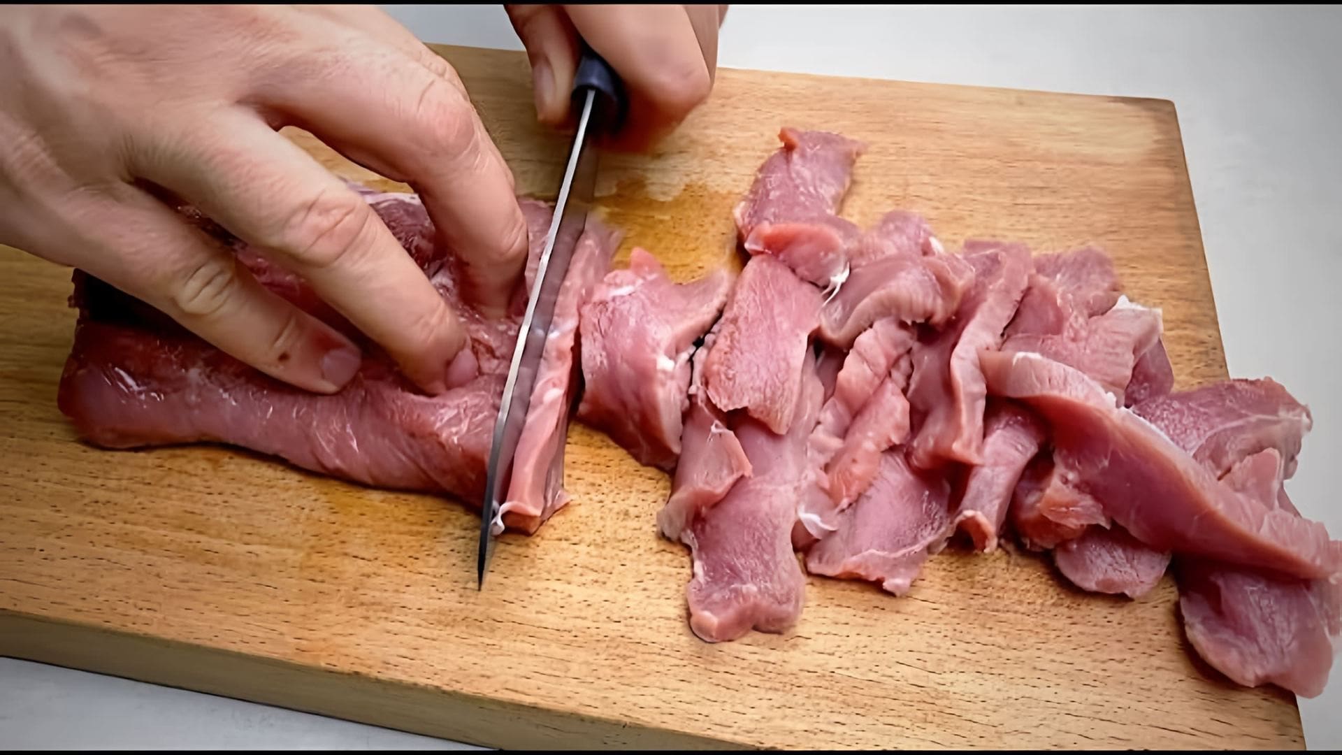 В этом видео-ролике вы увидите быстрый и простой рецепт приготовления бефстроганов из телятины