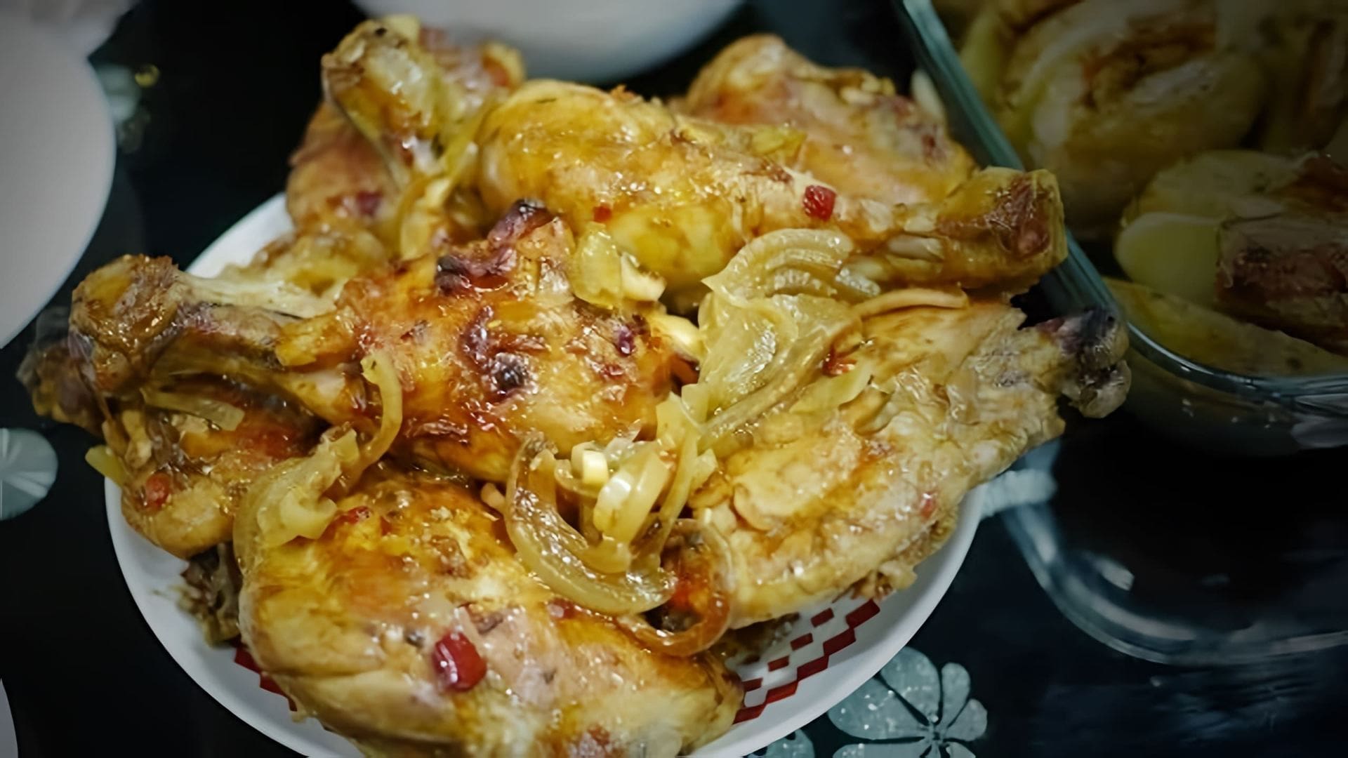 В этом видео демонстрируется рецепт запеченной курицы в красном вине по-французски
