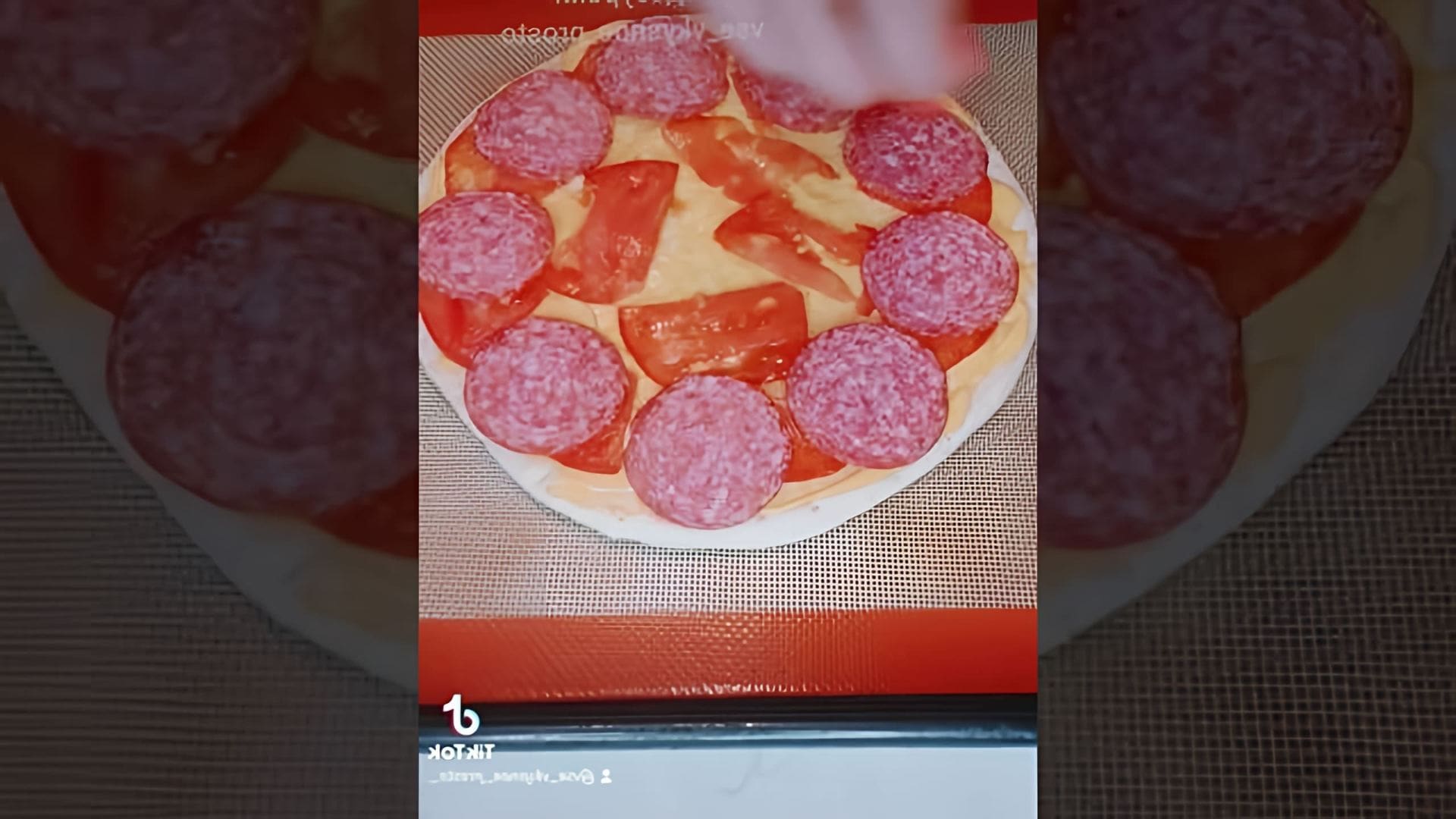 В этом видео-ролике будет представлен простой рецепт приготовления пиццы "пепперони"