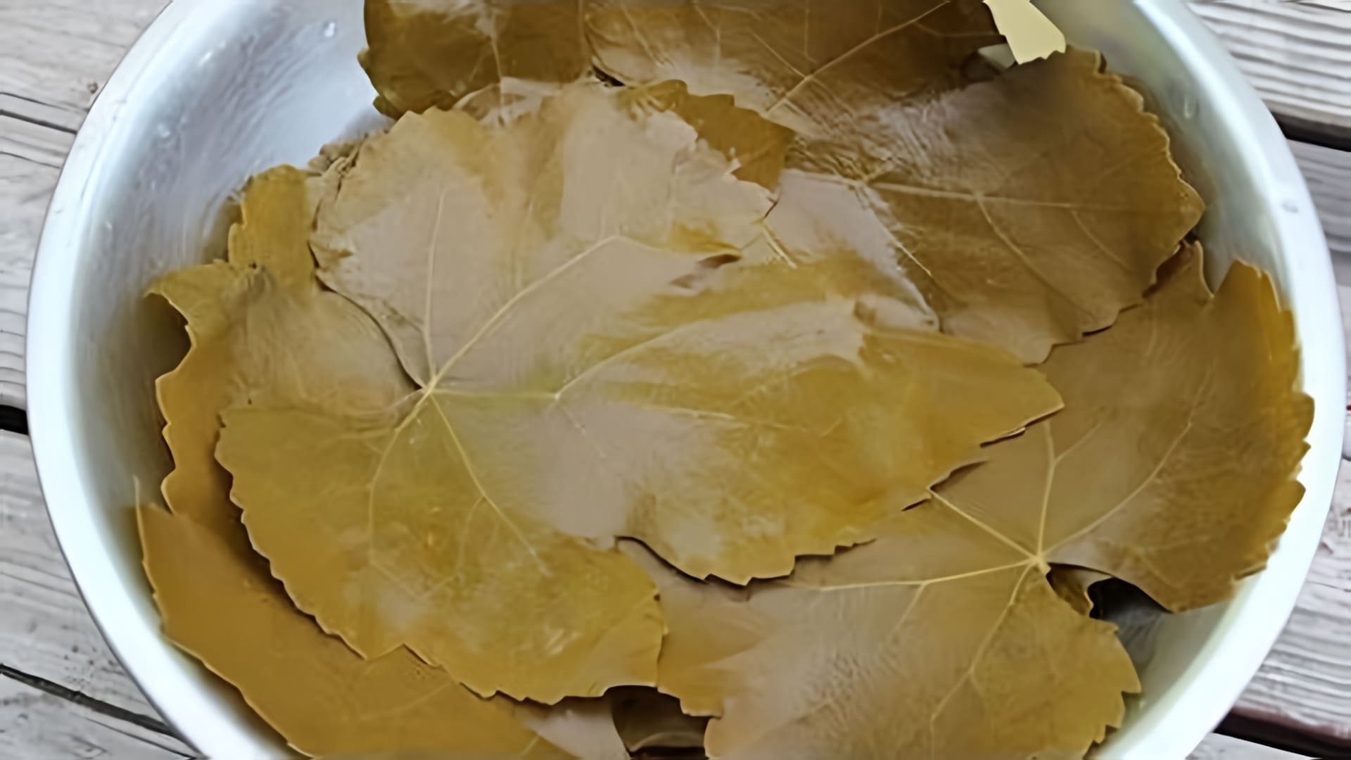 В этом видео демонстрируется процесс отваривания виноградных листьев для долмы
