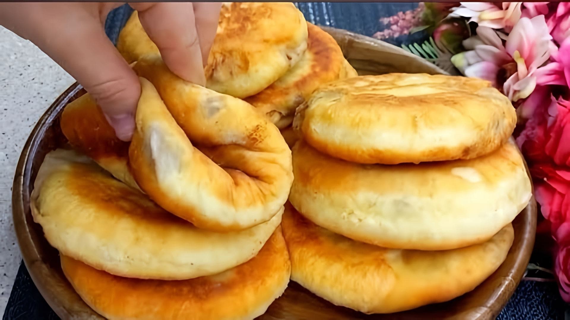 В этом видео-ролике рассказывается о том, как приготовить вкусные и простые пирожки с картошкой