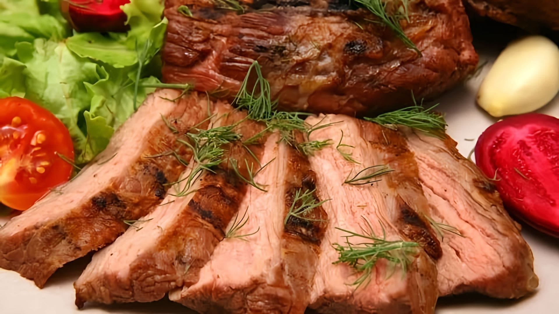 В этом видео демонстрируется простой и вкусный рецепт приготовления свиной шеи в рукаве