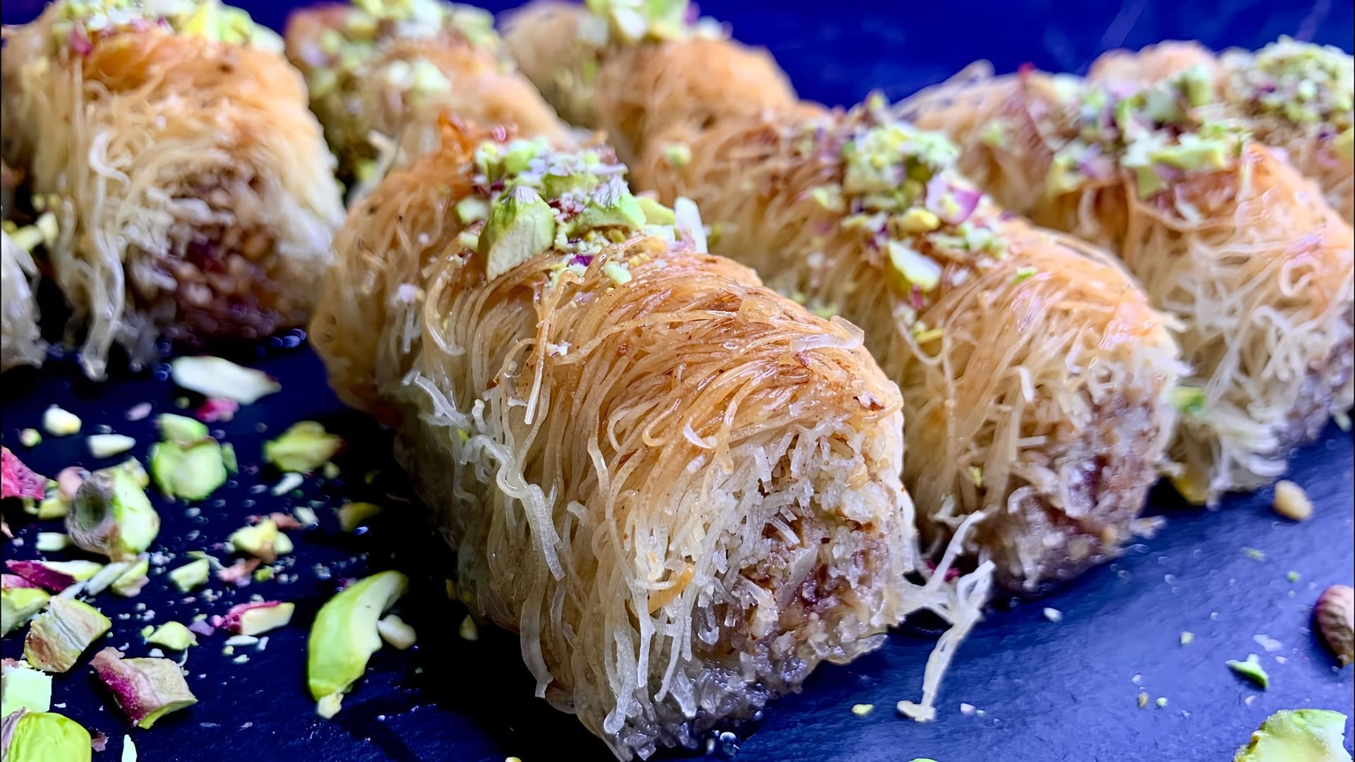 Турецкое тесто катаифи. Греческий десерт катаифи. Турецкие сладости кадаиф. Пахлава кадаиф. Турецкое тесто катаифи.