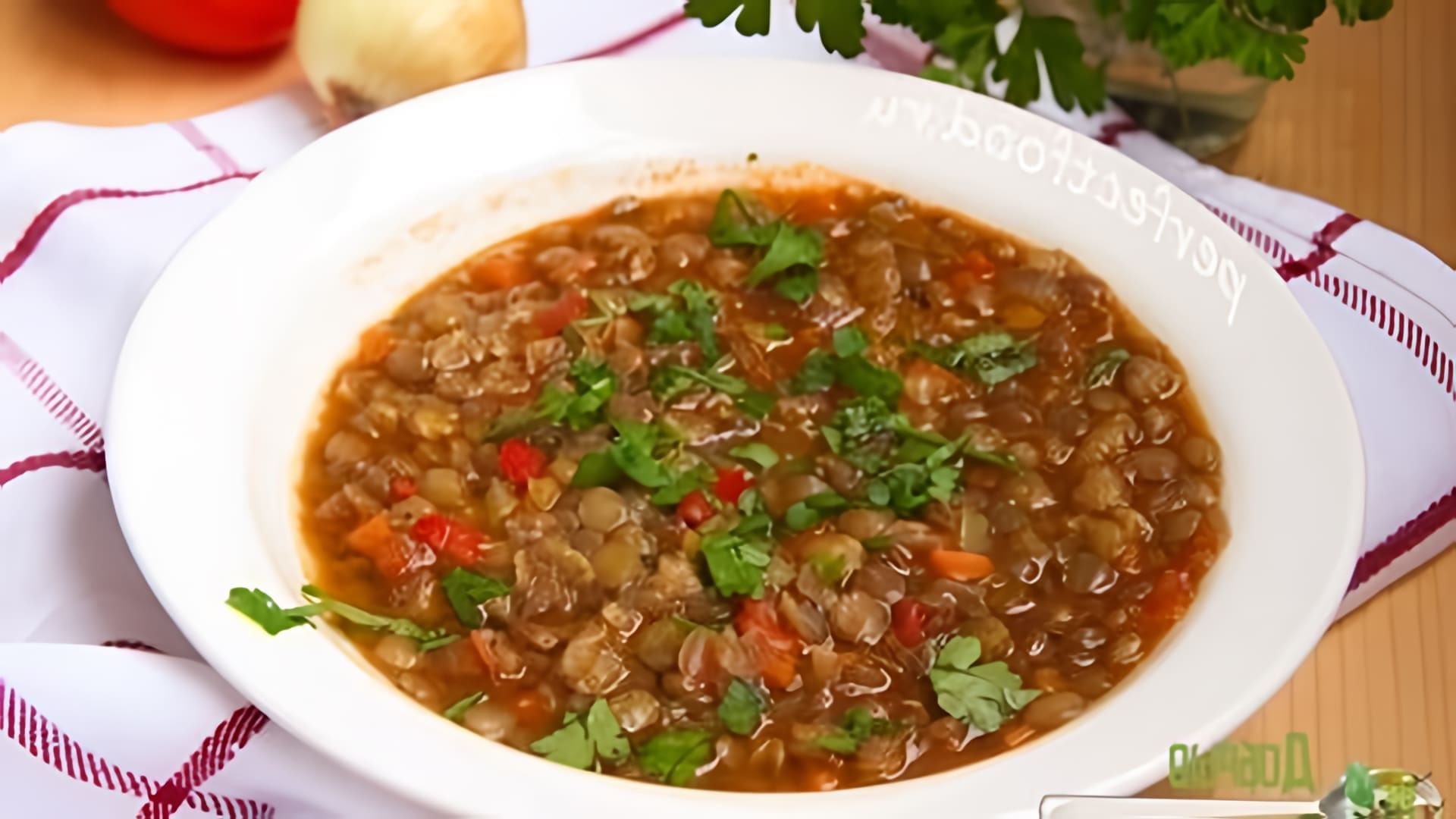В этом видео Елена предлагает рецепт болгарского супа из чечевицы, который называется леща чорба