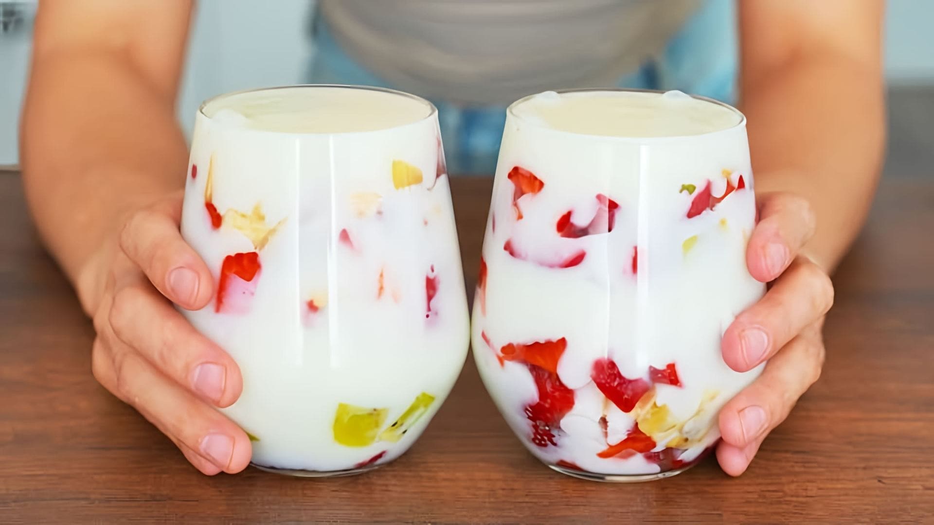 Видео как приготовить простый молочный десерт без использования миксера или желатина