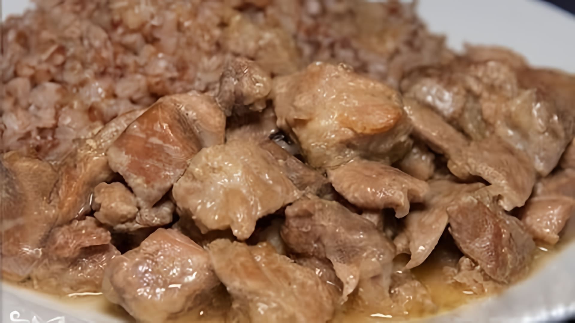 В этом видео представлен пошаговый рецепт приготовления бедра индейки тушеного