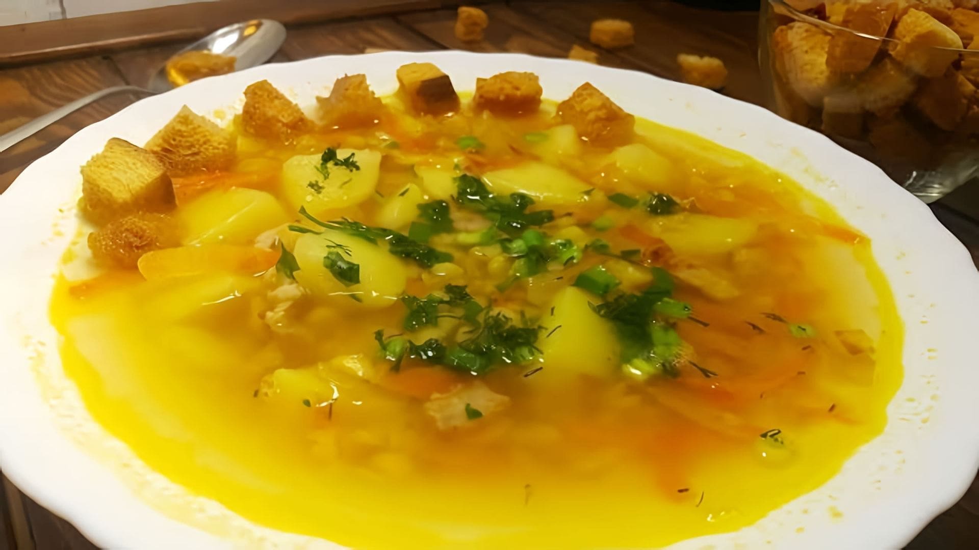 В этом видео демонстрируется процесс приготовления горохового супа с беконом