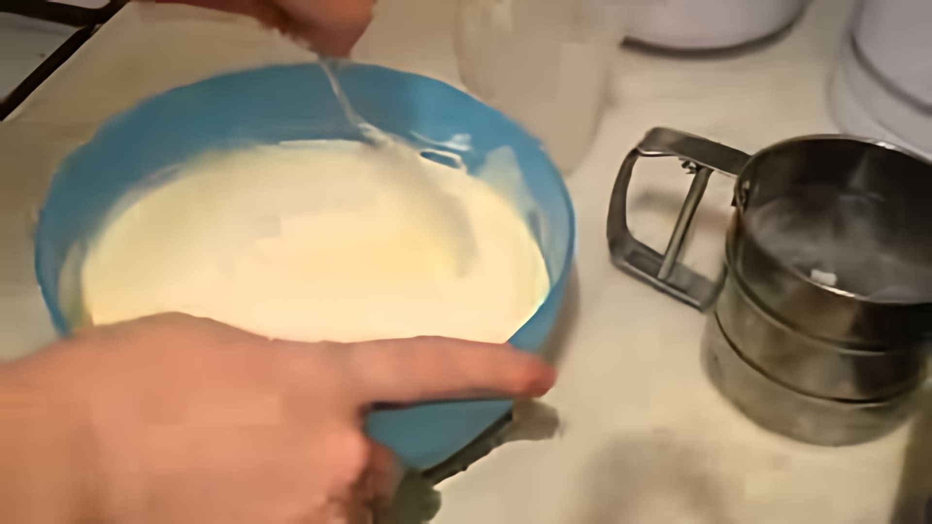 В этом видео демонстрируется рецепт приготовления пышного манника на кефире в духовке