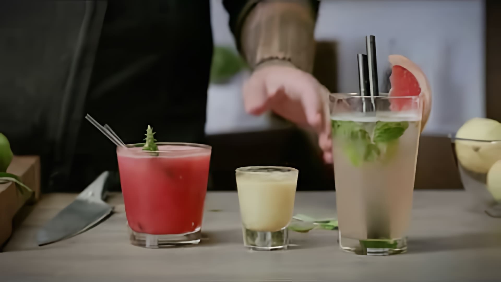 В этом видео-ролике BORK представляет рецепты летних коктейлей: арбузный коктейль с ромом, грейпфрутовый мохито и лимончелло