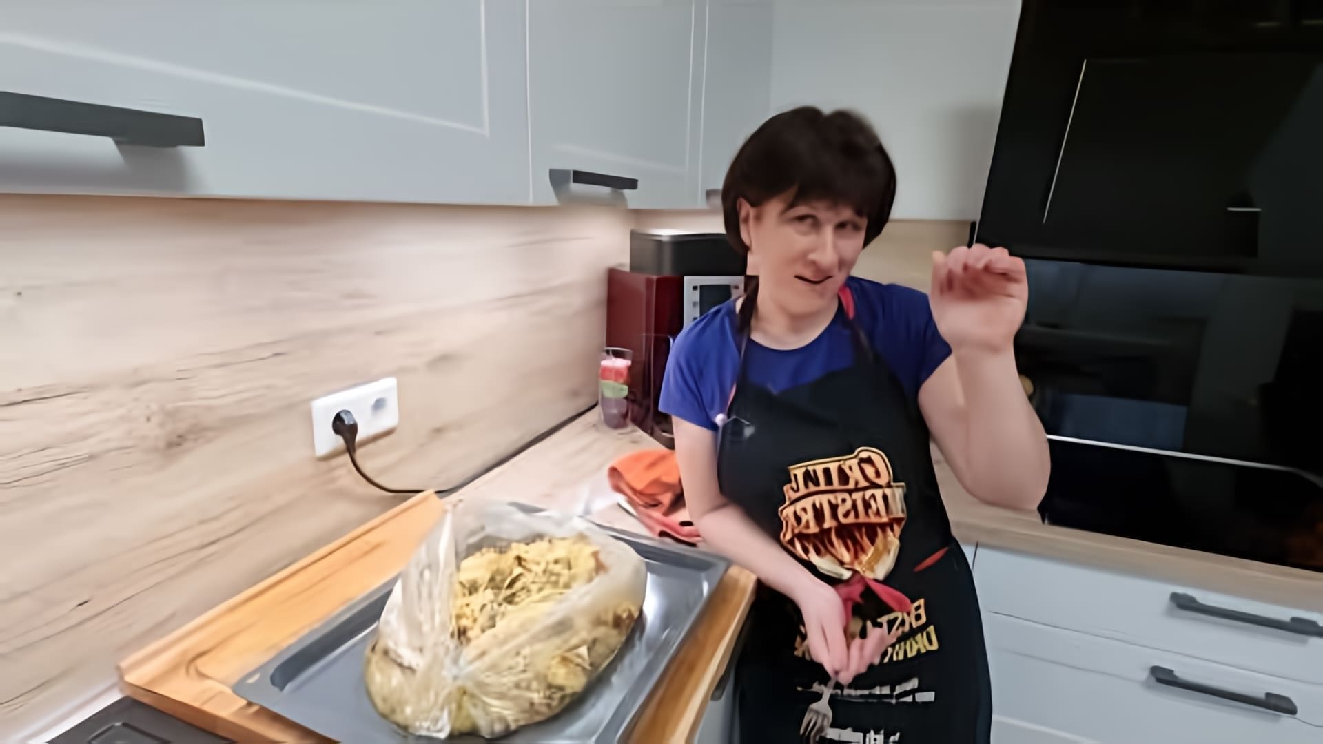 Видео о том как мы готовим капусту с мясом в РУКАВЕ в духовке. 