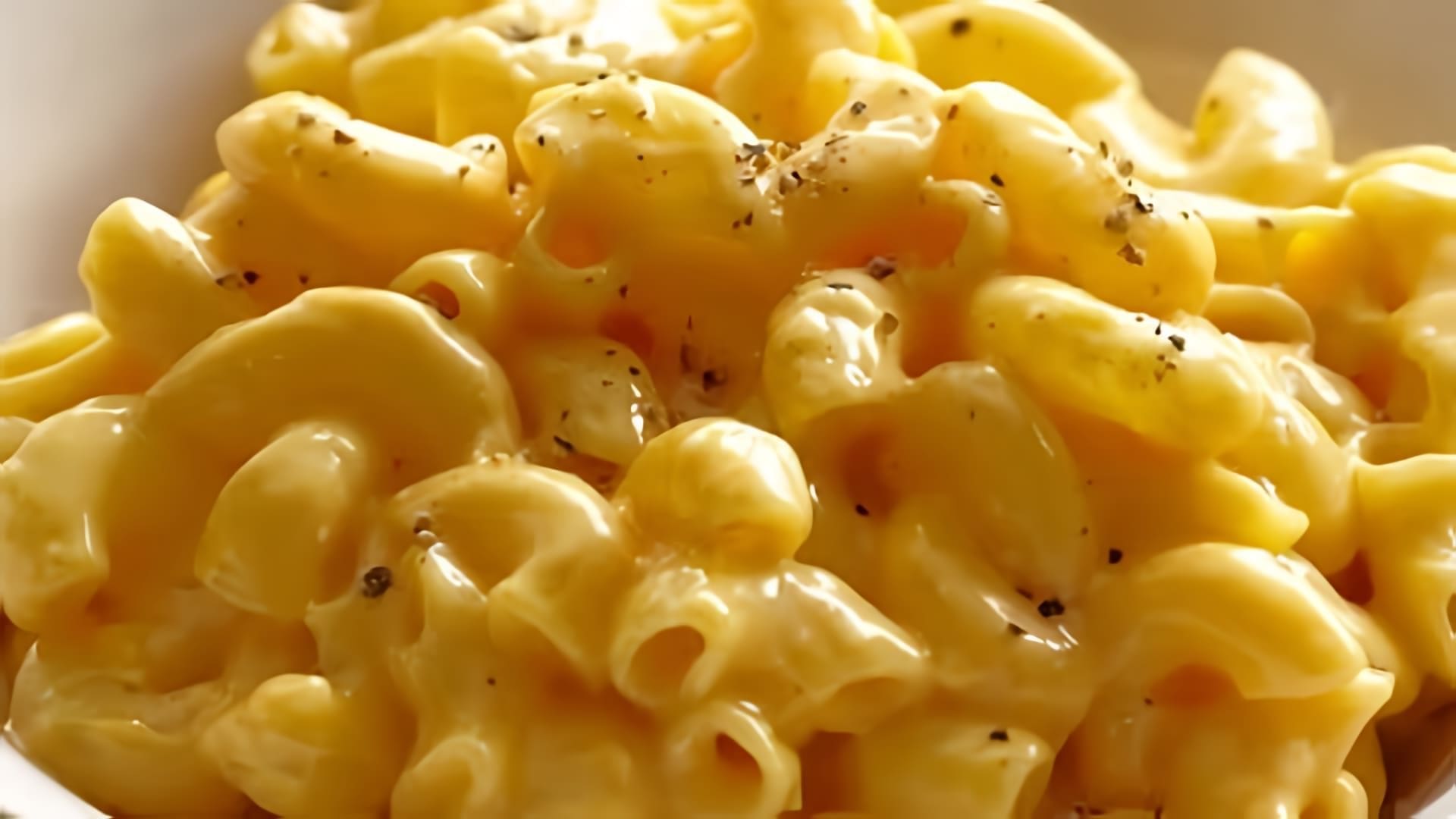 В этом видео демонстрируется быстрый и простой способ приготовления макарон с сыром в микроволновке