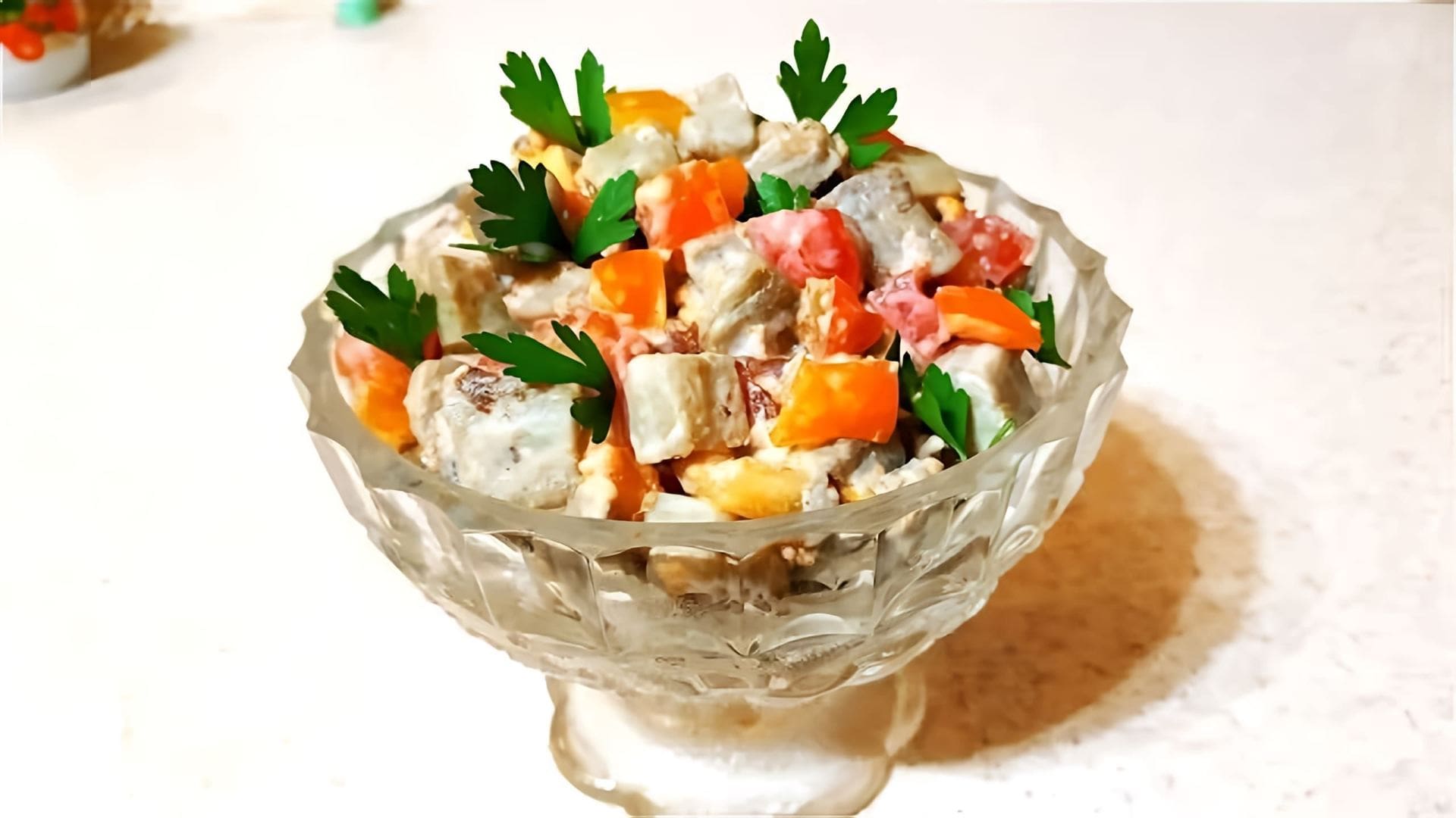 В этом видео демонстрируется рецепт салата из баклажанов без использования майонеза