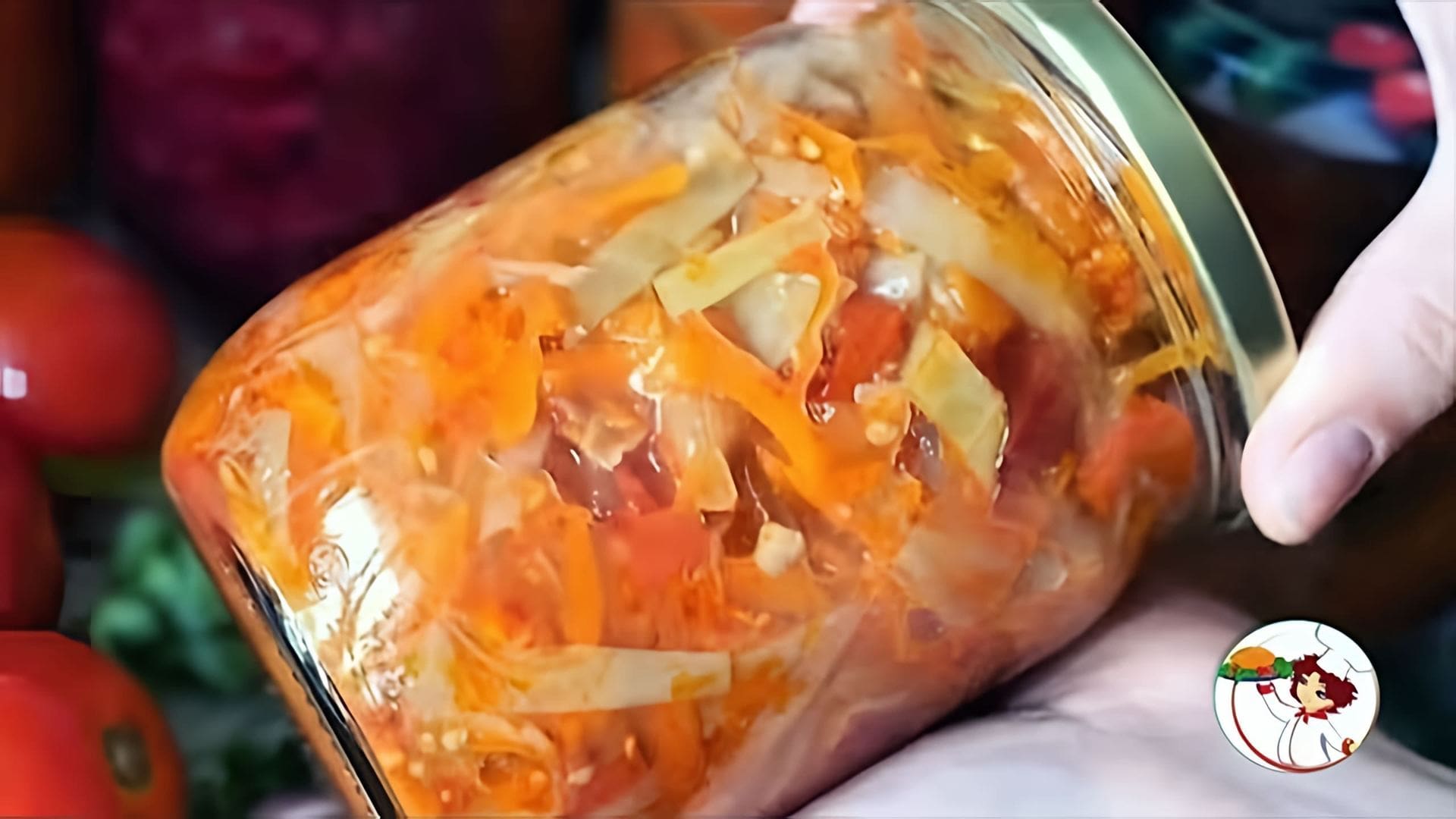 В этом видео-ролике будет показан рецепт приготовления вкусного салата на зиму из помидоров, перца, моркови и лука