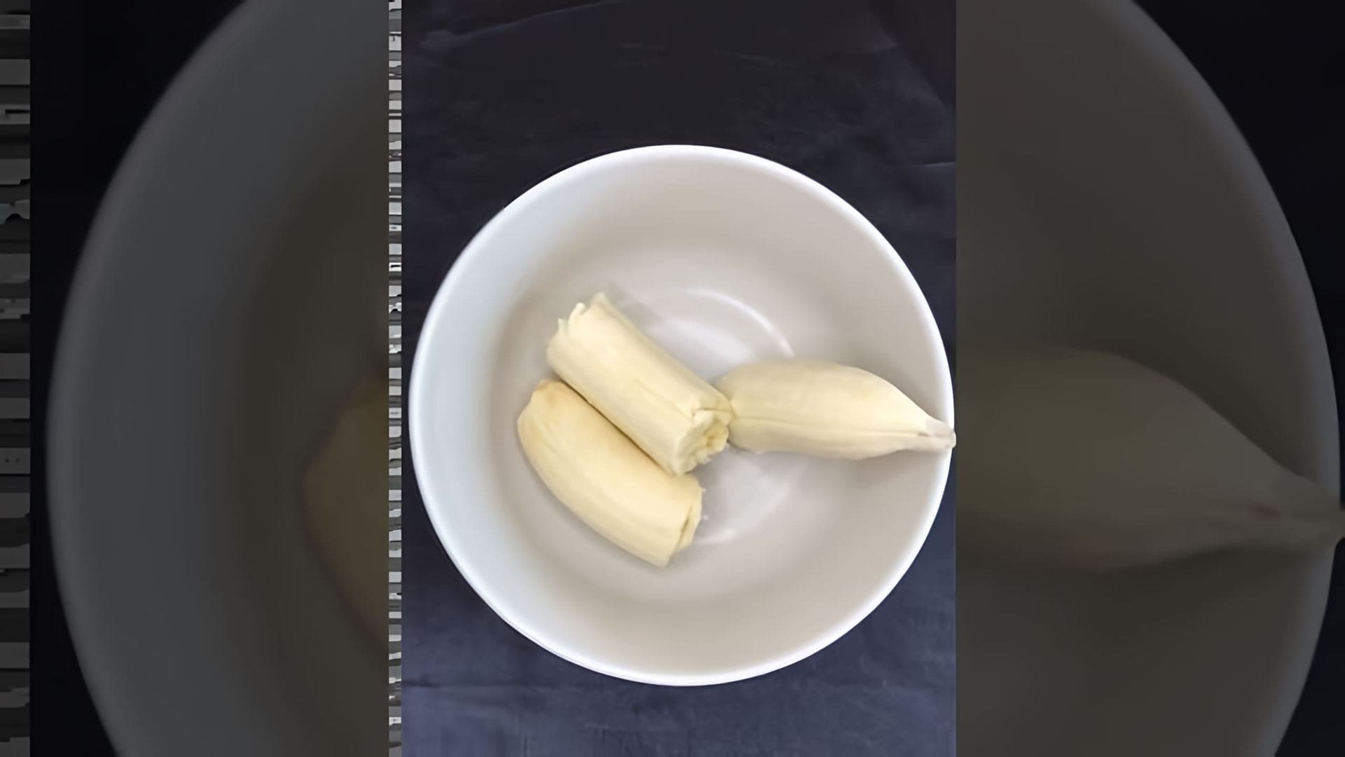 В этом видео-ролике вы увидите, как приготовить быстрый и полезный десерт - шоколадно-банановый кекс в микроволновке всего за 2 минуты