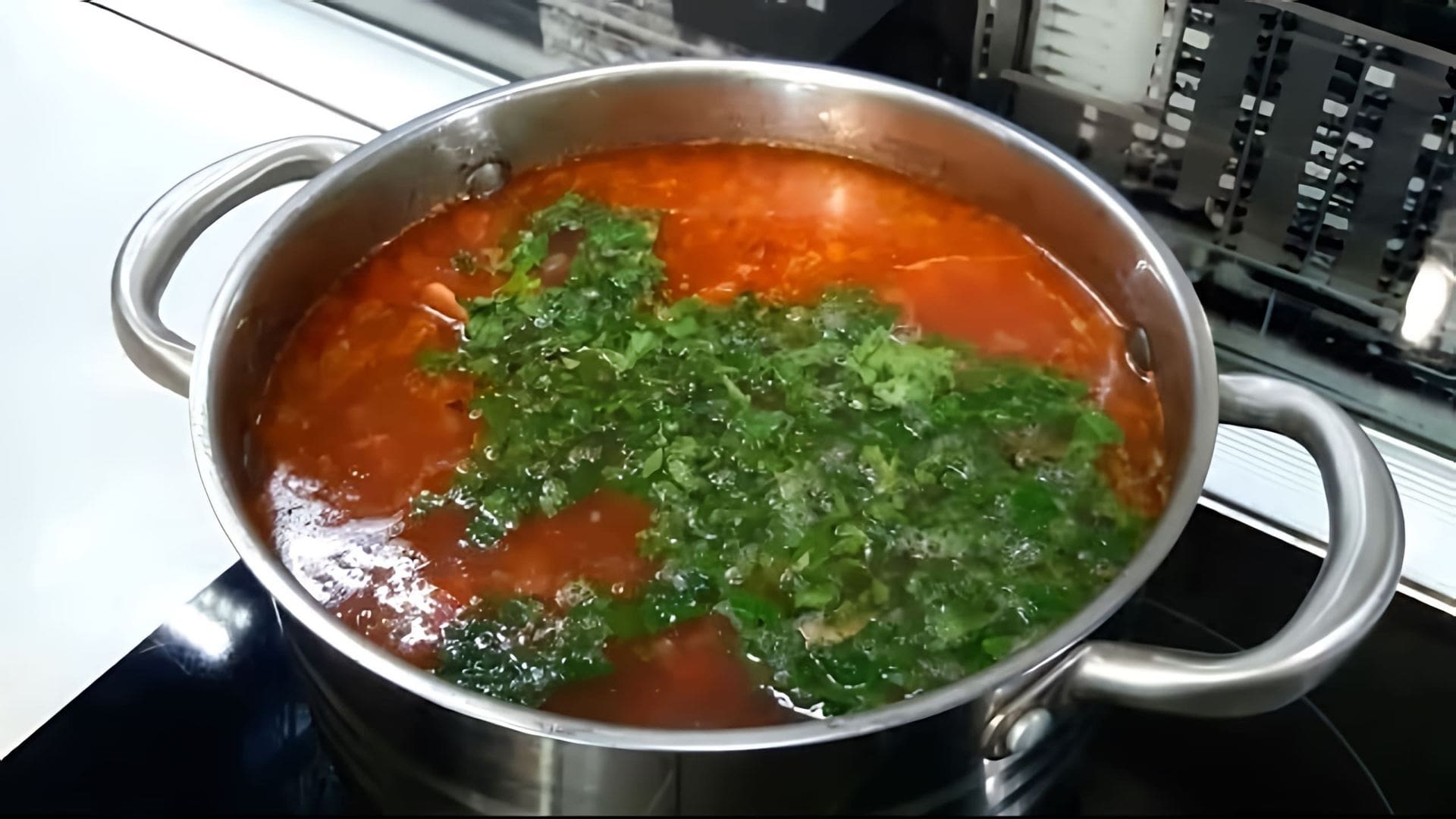 В этом видео демонстрируется процесс приготовления супа харчо