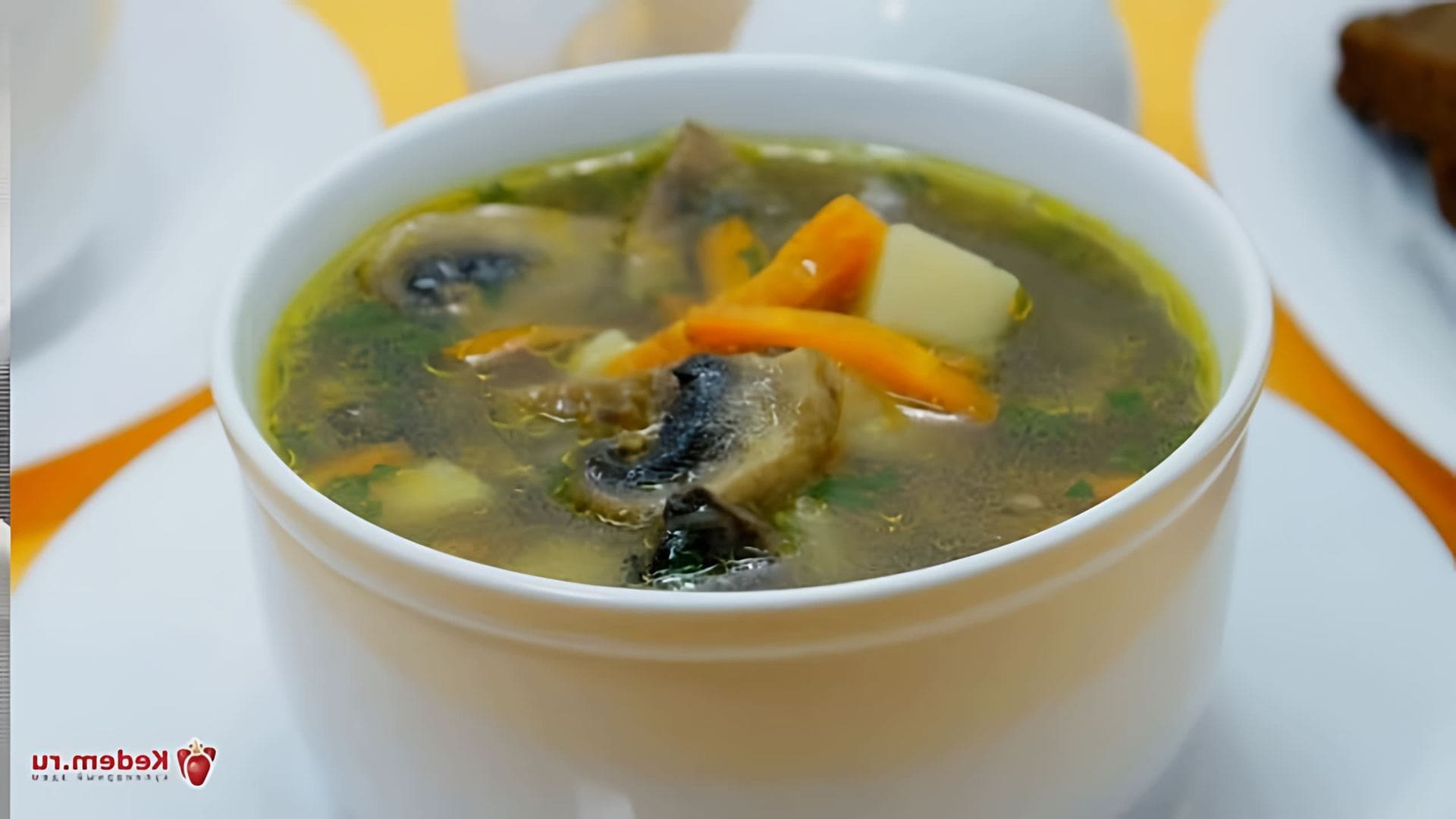 В этом видео демонстрируется процесс приготовления грибного супа из шампиньонов