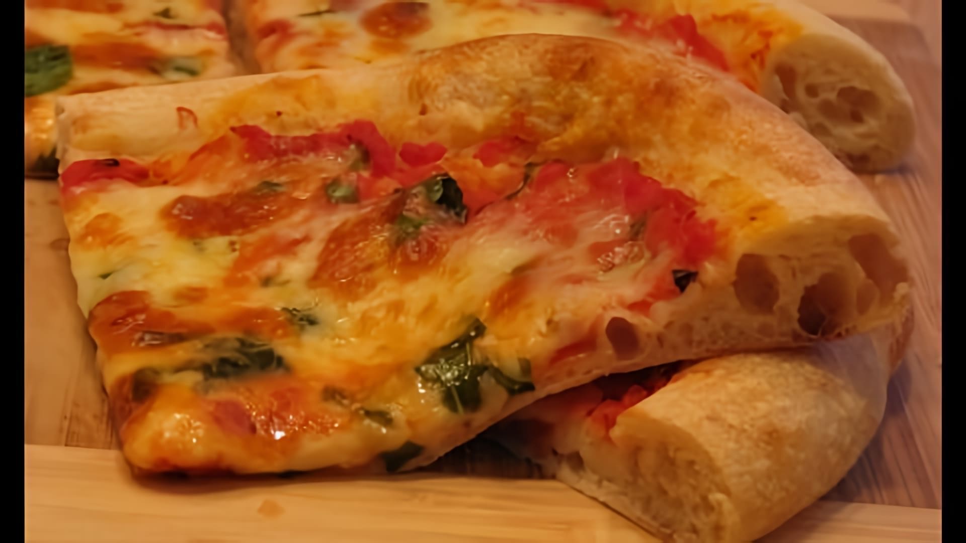 В этом видео демонстрируется процесс приготовления итальянской пиццы "Маргарита"